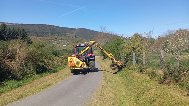 Máquina realizando limpeza nos viais municipais de Cuntis
