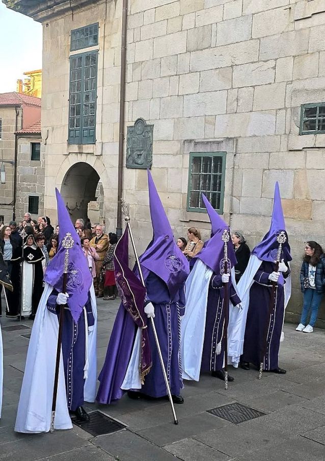 Confrades na procesión do Luns Santo
