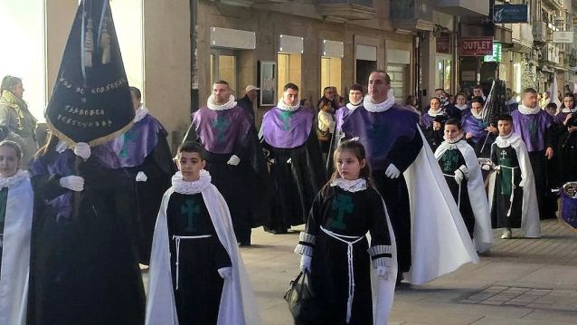 Confrades na procesión