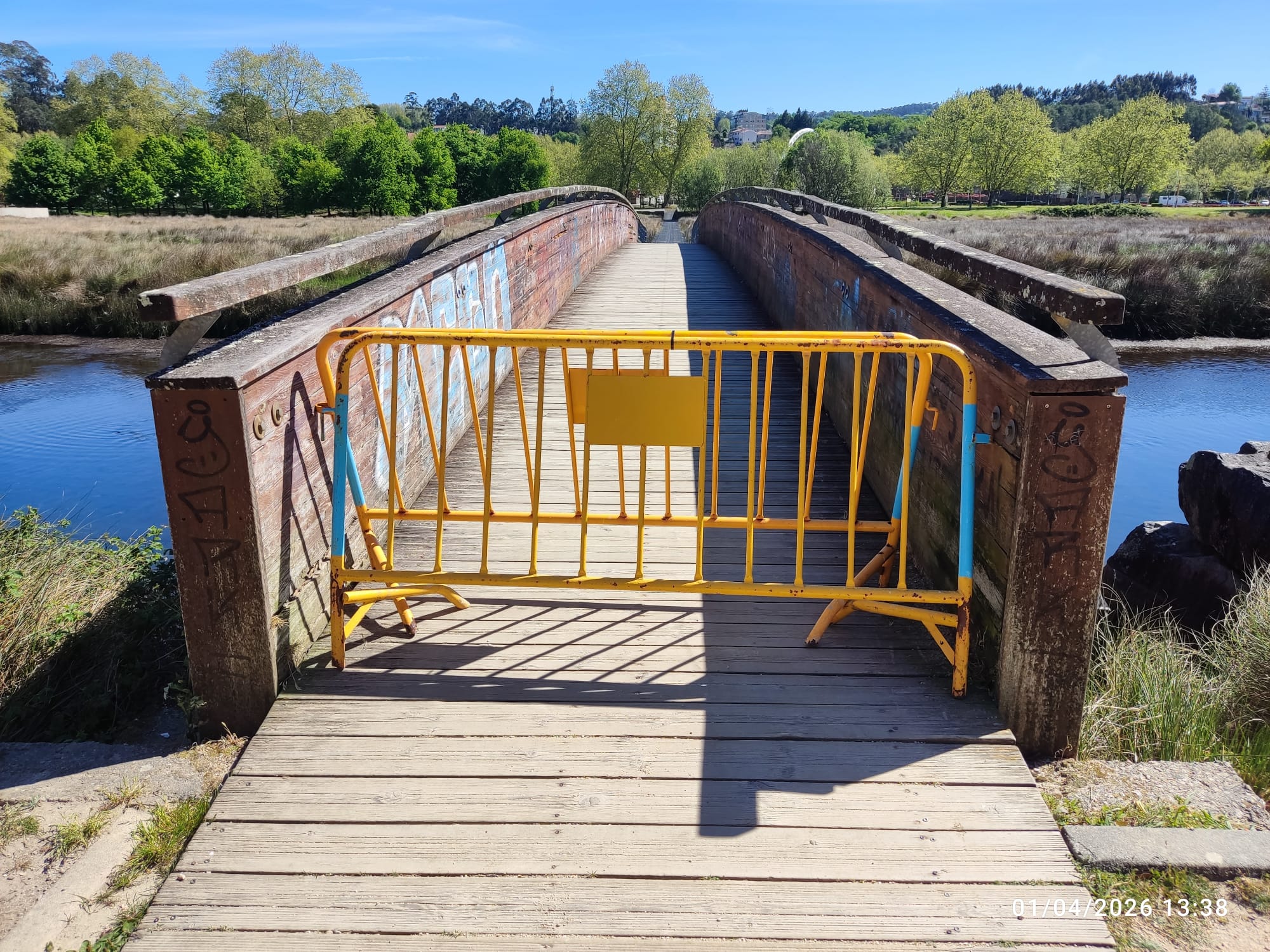 Acceso cortado en una pasarela de A Illa do Covo o Illa das Esculturas