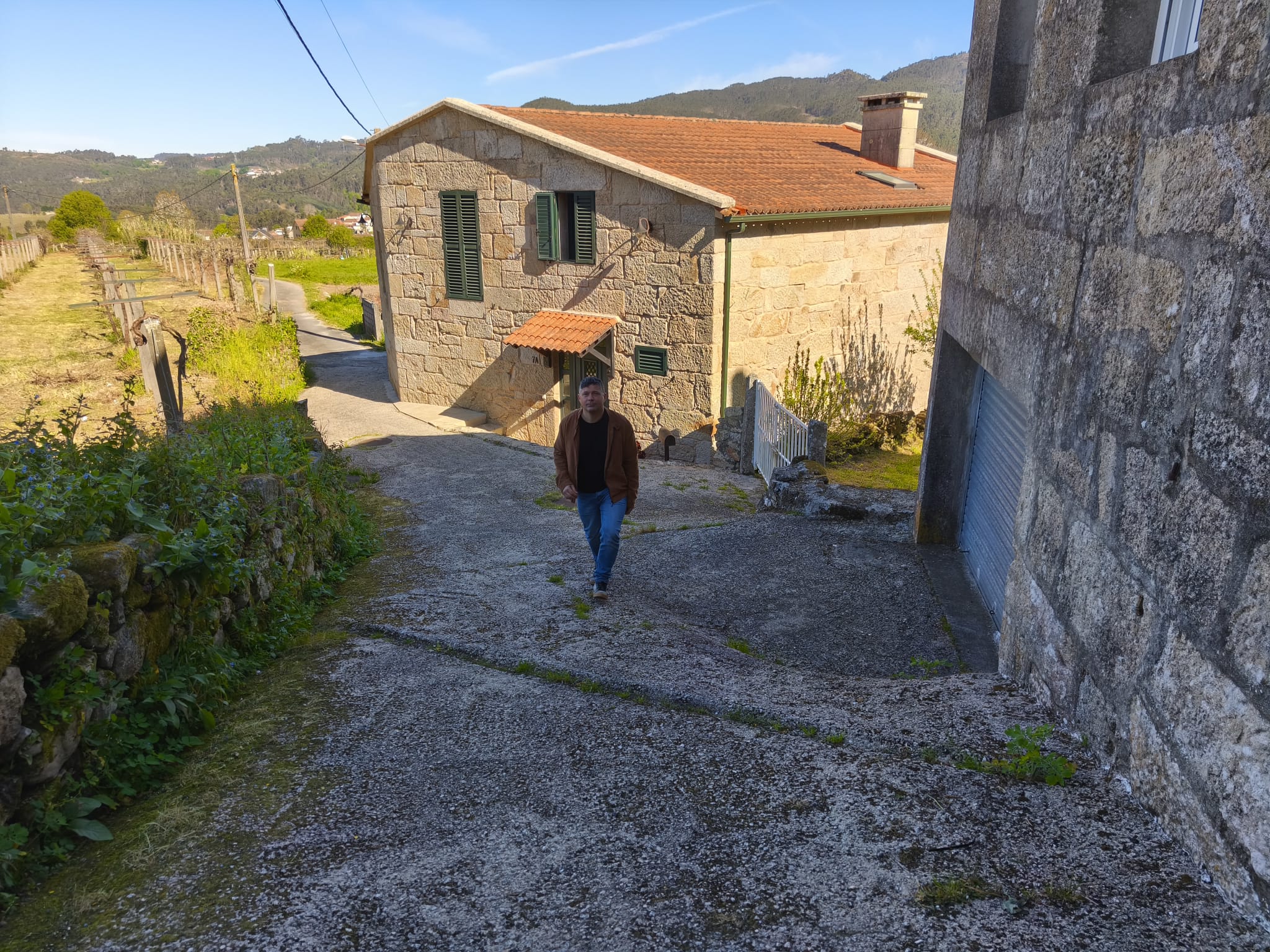 Manu Lourenzo, alcalde de Soutomaior, en uno de los caminos por debajo de la Iglesia