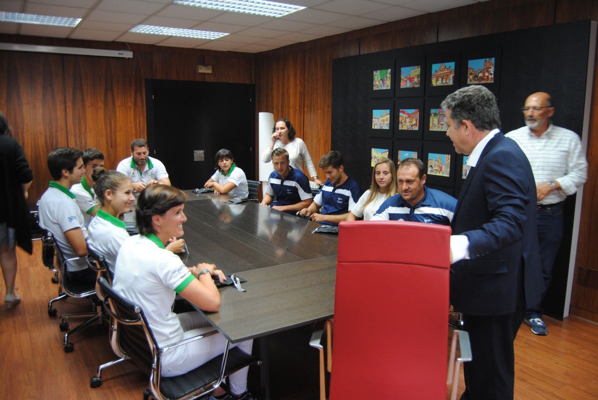Recepción del alcalde a palistas del Club Naval y el Ciudad de Pontevedra