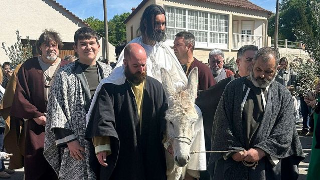 Escenificación en Paradela de Cristo entrando coa burra en Xerusalén