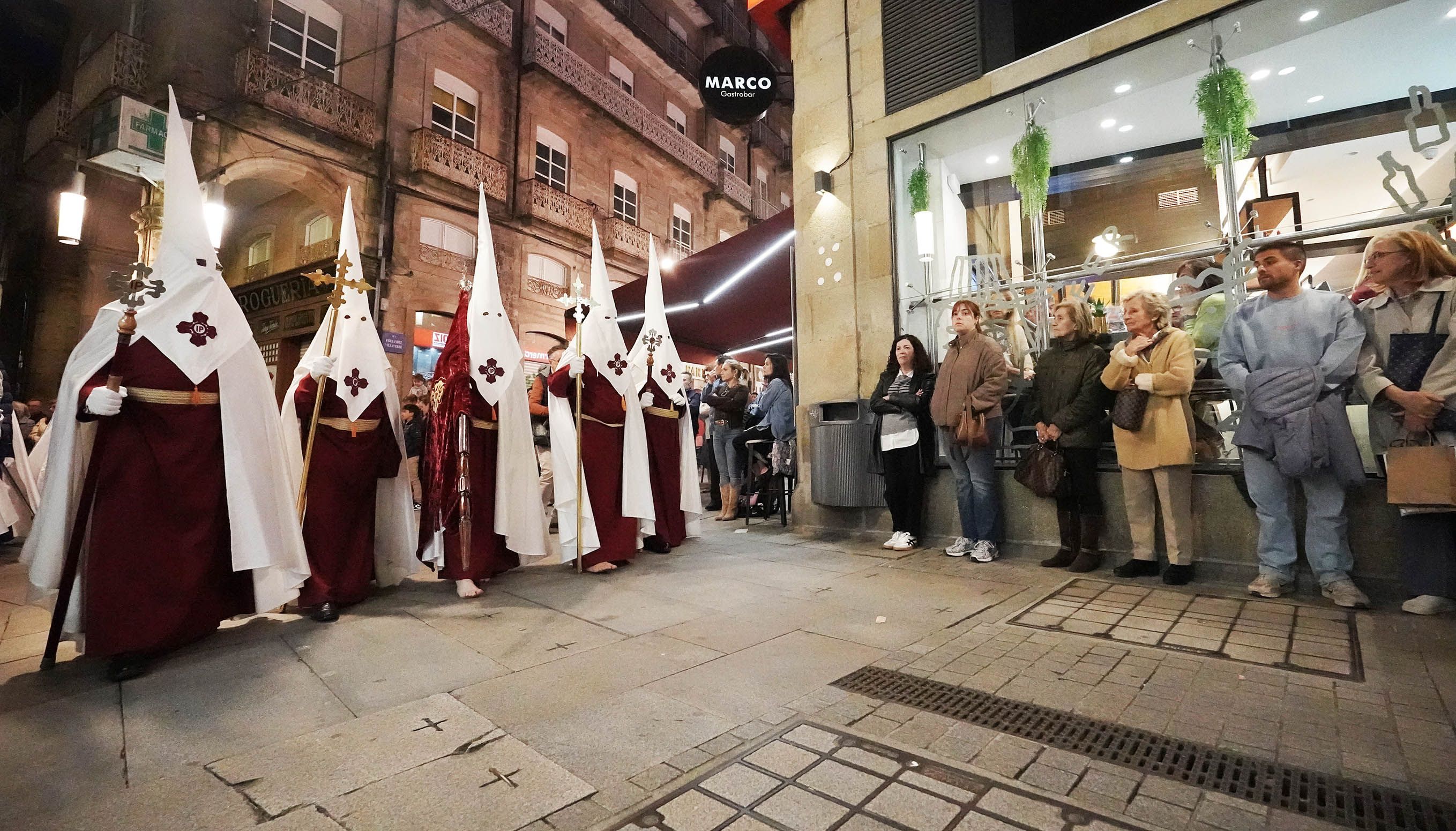 Imágenes de la procesión de la Virgen de la Soledad y Xesús Nazareno con la Cruz a la espalda Imágenes de la procesión de la Virgen de la Soledad y Xesús Nazareno con la Cruz a la espalda