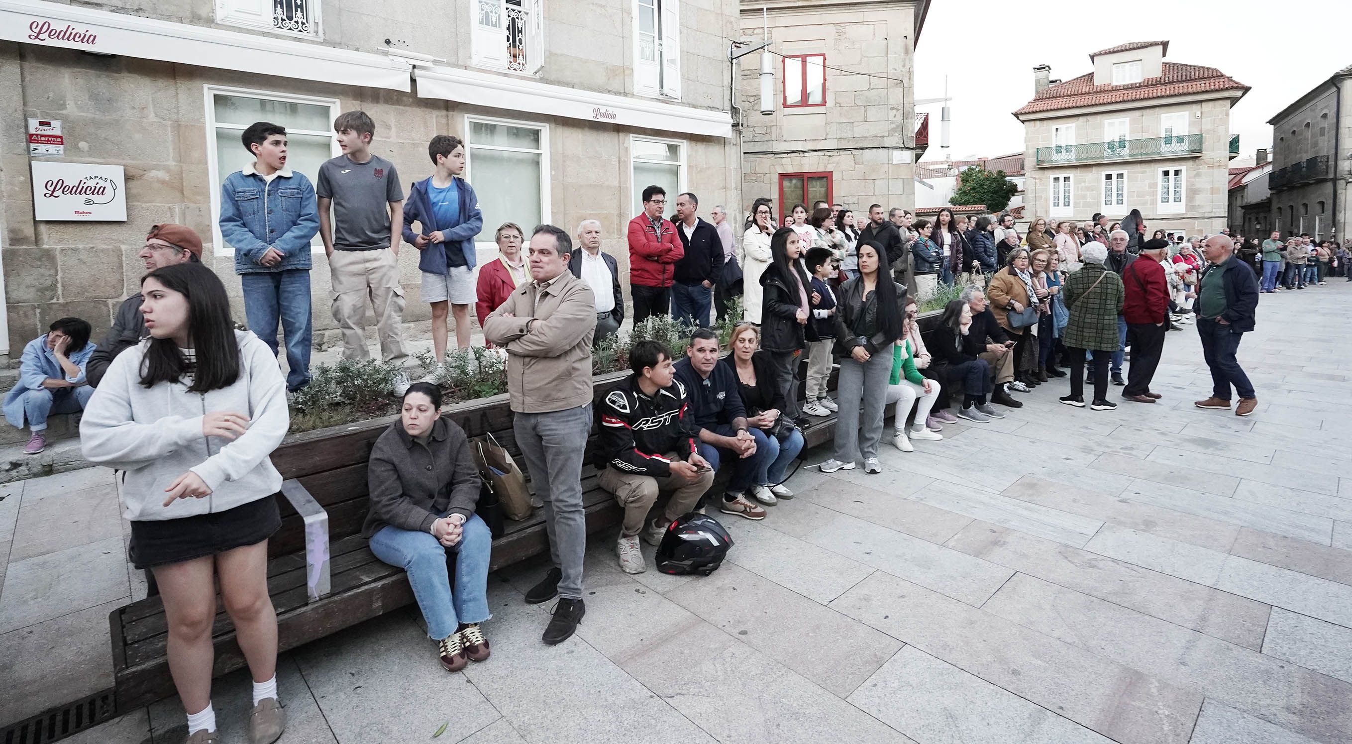 Imágenes de la procesión de la Virgen de la Soledad y Xesús Nazareno con la Cruz a la espalda Imágenes de la procesión de la Virgen de la Soledad y Xesús Nazareno con la Cruz a la espalda