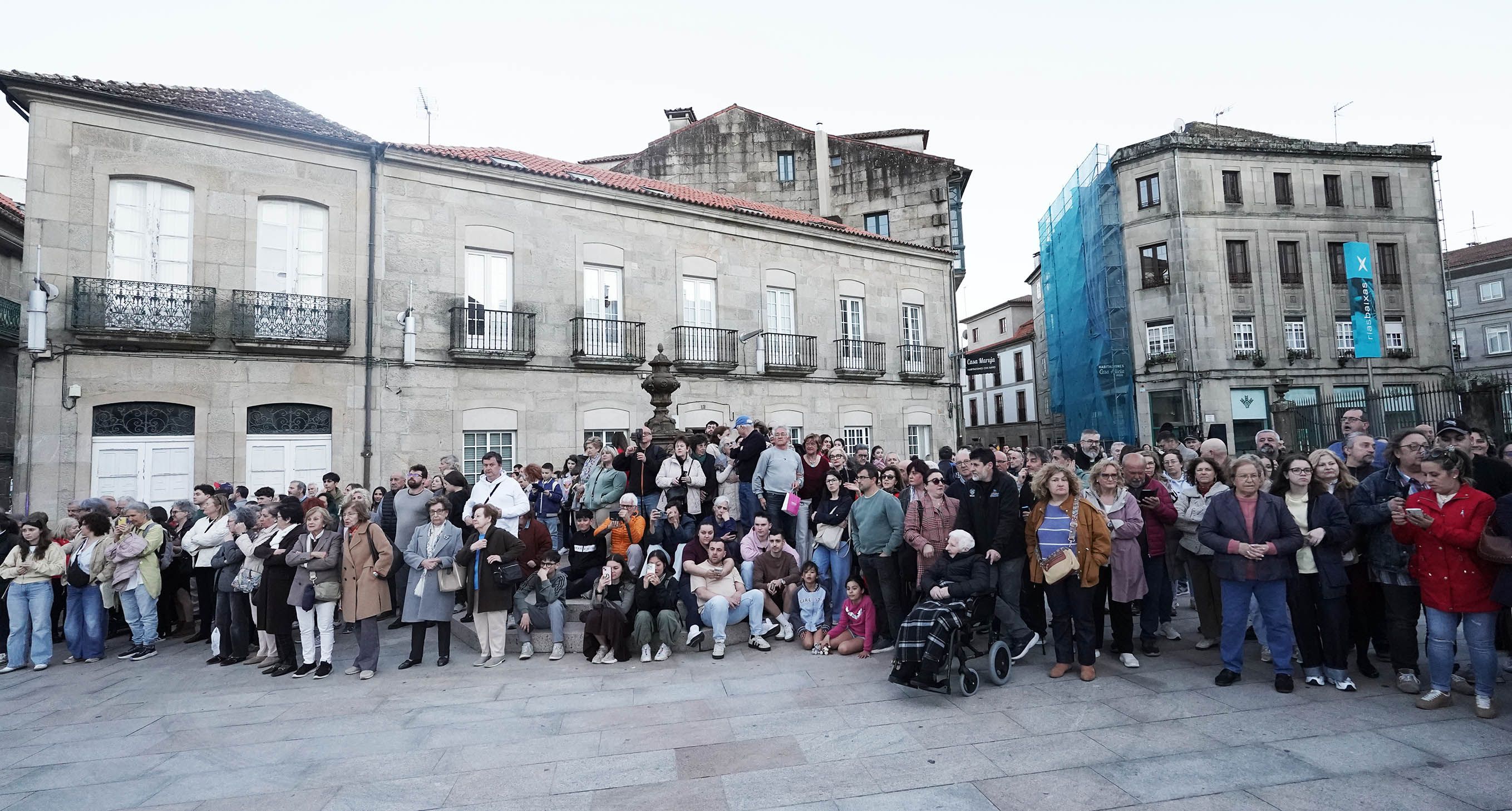 Imágenes de la procesión de la Virgen de la Soledad y Xesús Nazareno con la Cruz a la espalda Imágenes de la procesión de la Virgen de la Soledad y Xesús Nazareno con la Cruz a la espalda