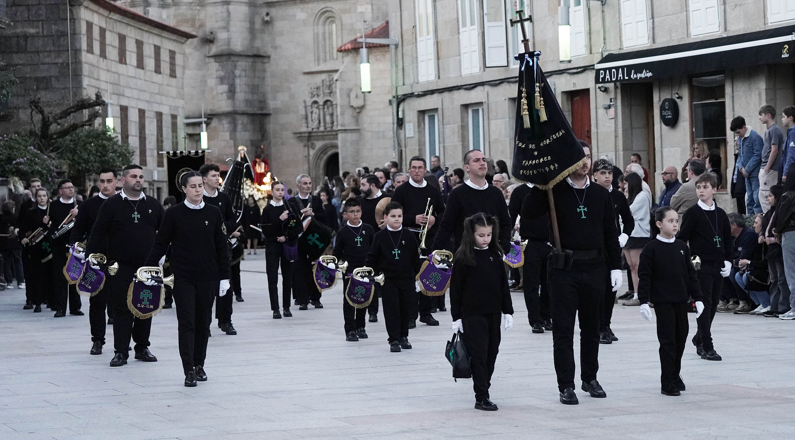 Imágenes de la procesión de la Virgen de la Soledad y Xesús Nazareno con la Cruz a la espalda Imágenes de la procesión de la Virgen de la Soledad y Xesús Nazareno con la Cruz a la espalda