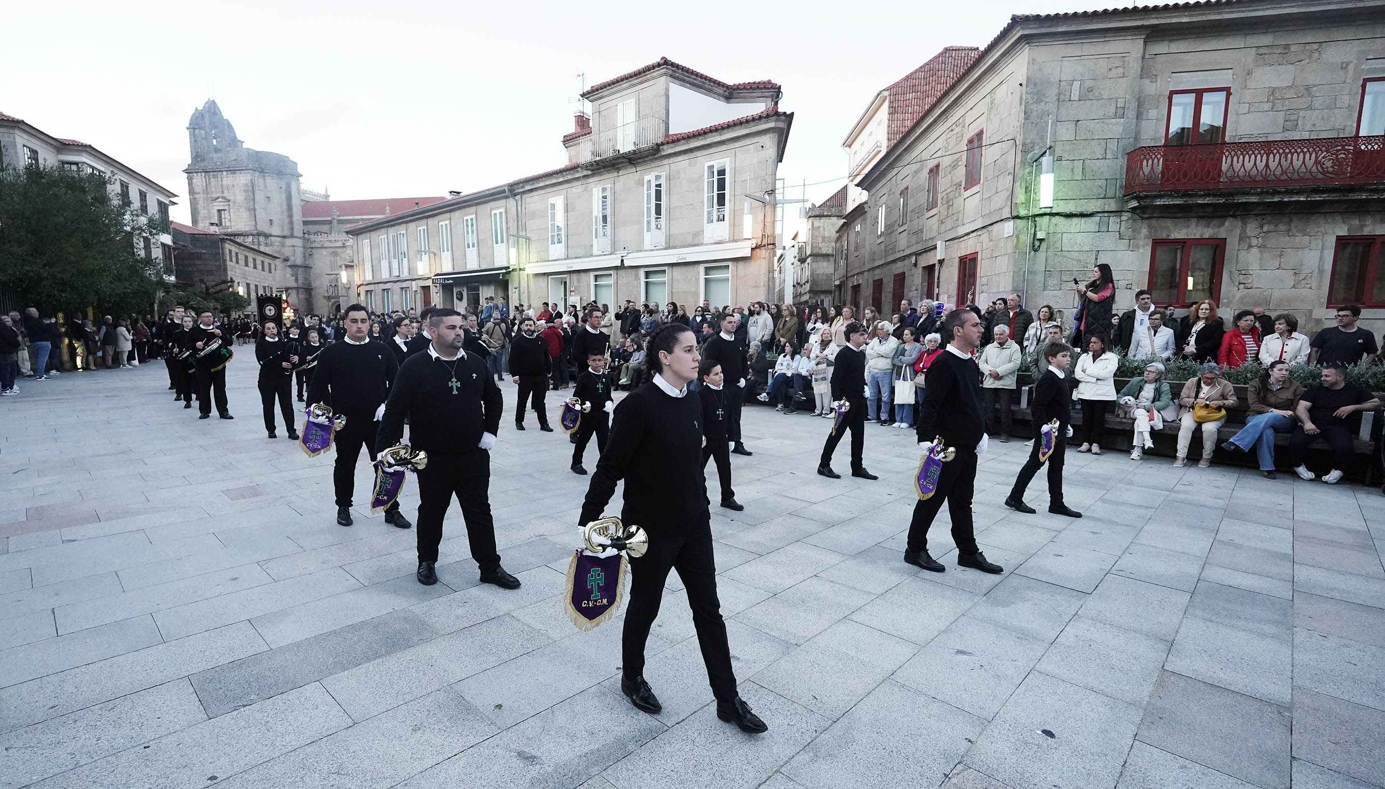 Imágenes de la procesión de la Virgen de la Soledad y Xesús Nazareno con la Cruz a la espalda Imágenes de la procesión de la Virgen de la Soledad y Xesús Nazareno con la Cruz a la espalda