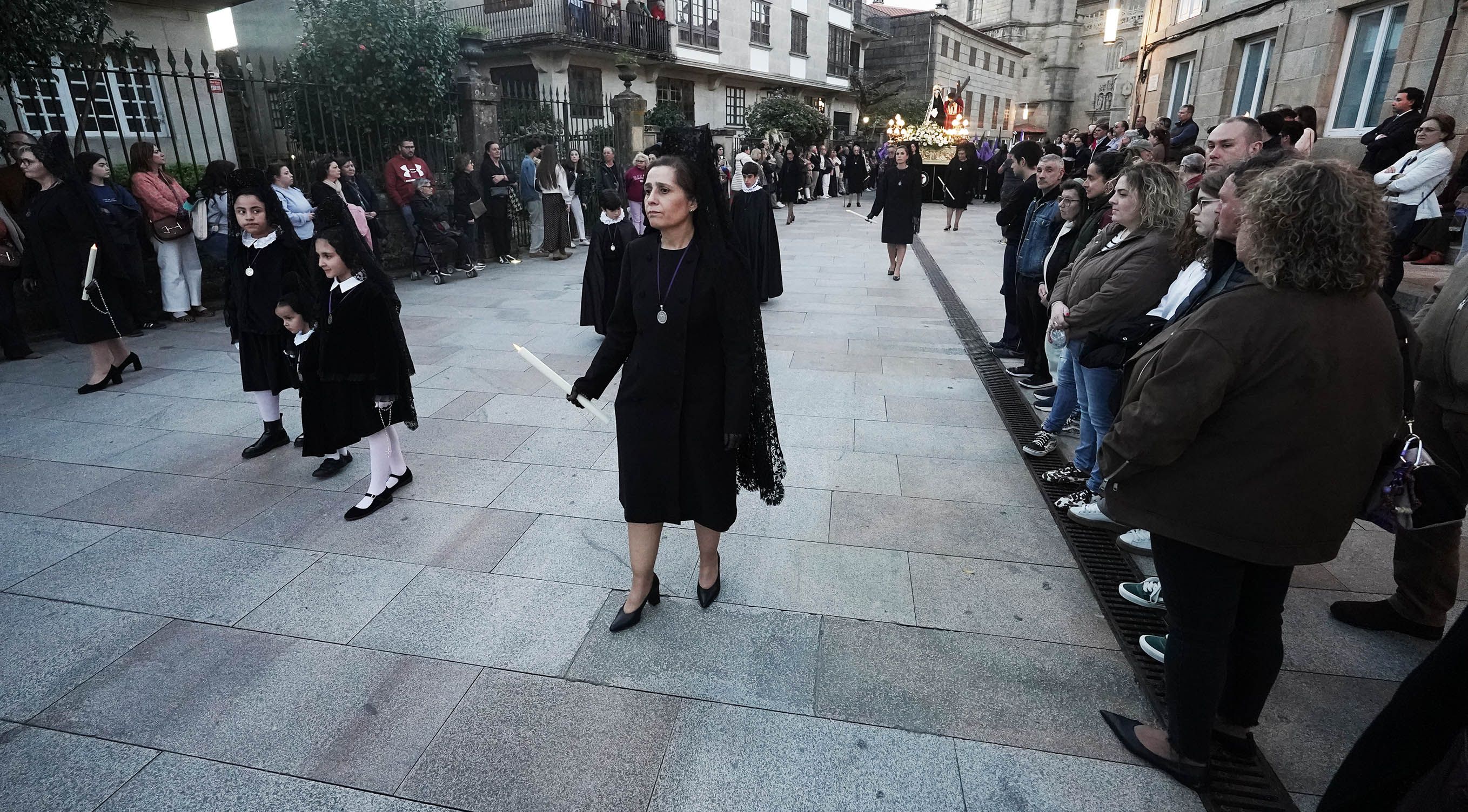 Imágenes de la procesión de la Virgen de la Soledad y Xesús Nazareno con la Cruz a la espalda Imágenes de la procesión de la Virgen de la Soledad y Xesús Nazareno con la Cruz a la espalda