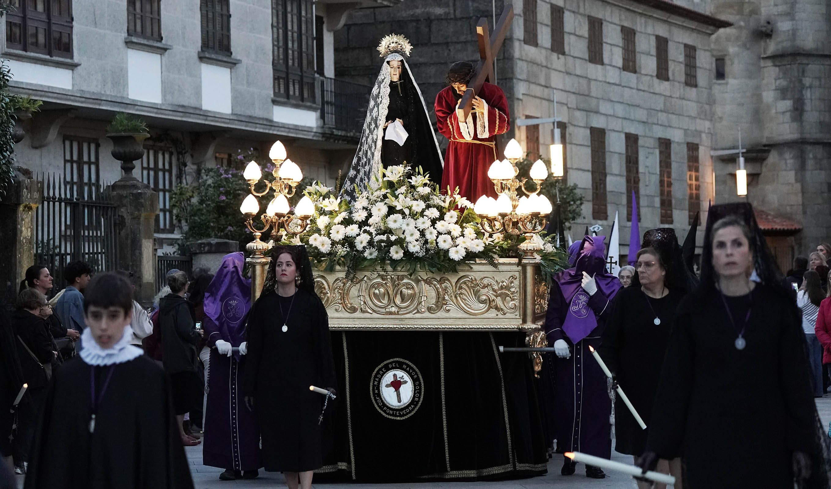 Imágenes de la procesión de la Virgen de la Soledad y Xesús Nazareno con la Cruz a la espalda Imágenes de la procesión de la Virgen de la Soledad y Xesús Nazareno con la Cruz a la espalda