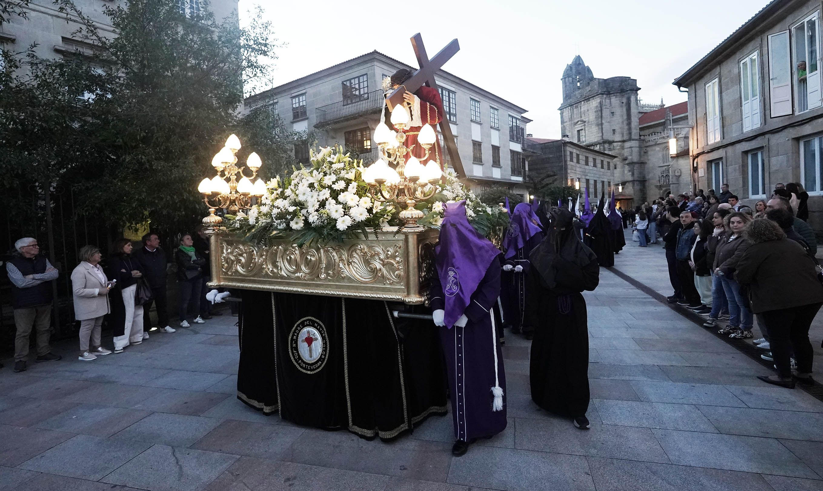 Imágenes de la procesión de la Virgen de la Soledad y Xesús Nazareno con la Cruz a la espalda Imágenes de la procesión de la Virgen de la Soledad y Xesús Nazareno con la Cruz a la espalda