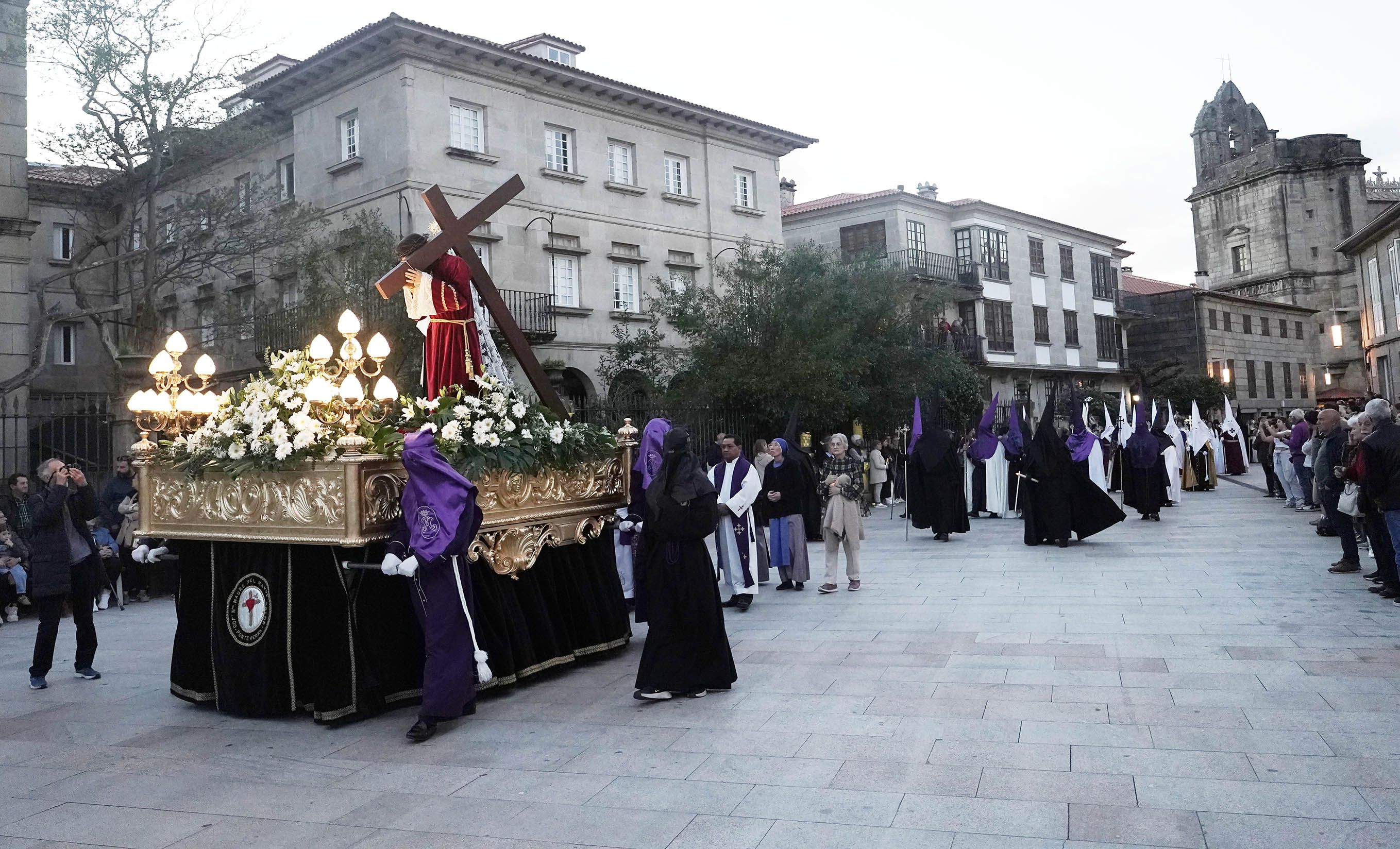 Imágenes de la procesión de la Virgen de la Soledad y Xesús Nazareno con la Cruz a la espalda Imágenes de la procesión de la Virgen de la Soledad y Xesús Nazareno con la Cruz a la espalda