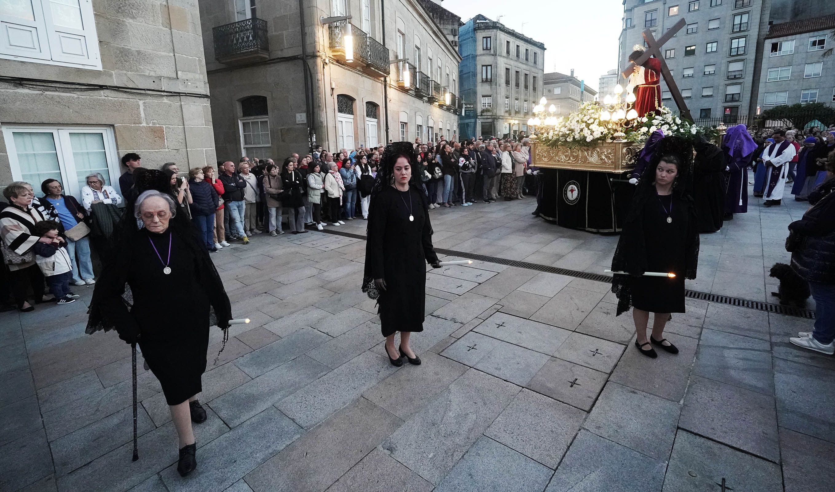 Imágenes de la procesión de la Virgen de la Soledad y Xesús Nazareno con la Cruz a la espalda Imágenes de la procesión de la Virgen de la Soledad y Xesús Nazareno con la Cruz a la espalda