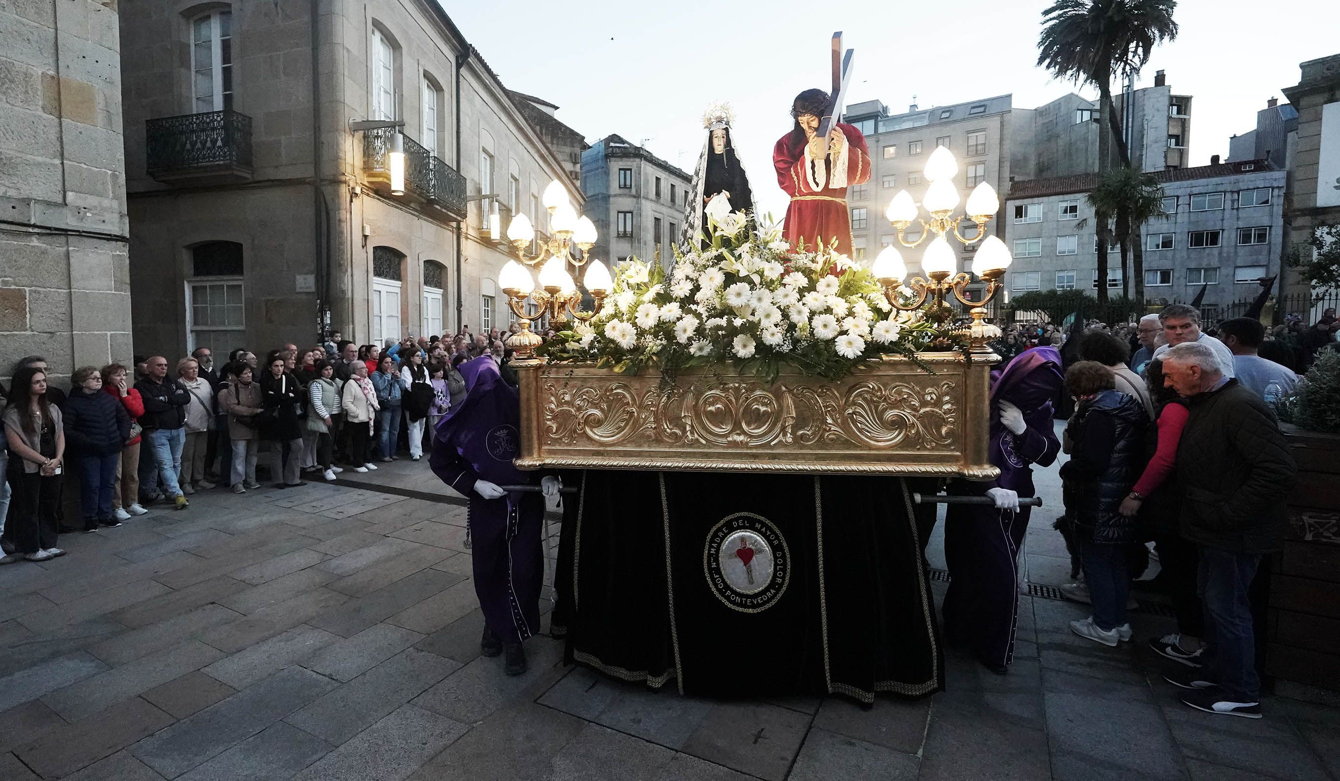 Imágenes de la procesión de la Virgen de la Soledad y Xesús Nazareno con la Cruz a la espalda Imágenes de la procesión de la Virgen de la Soledad y Xesús Nazareno con la Cruz a la espalda