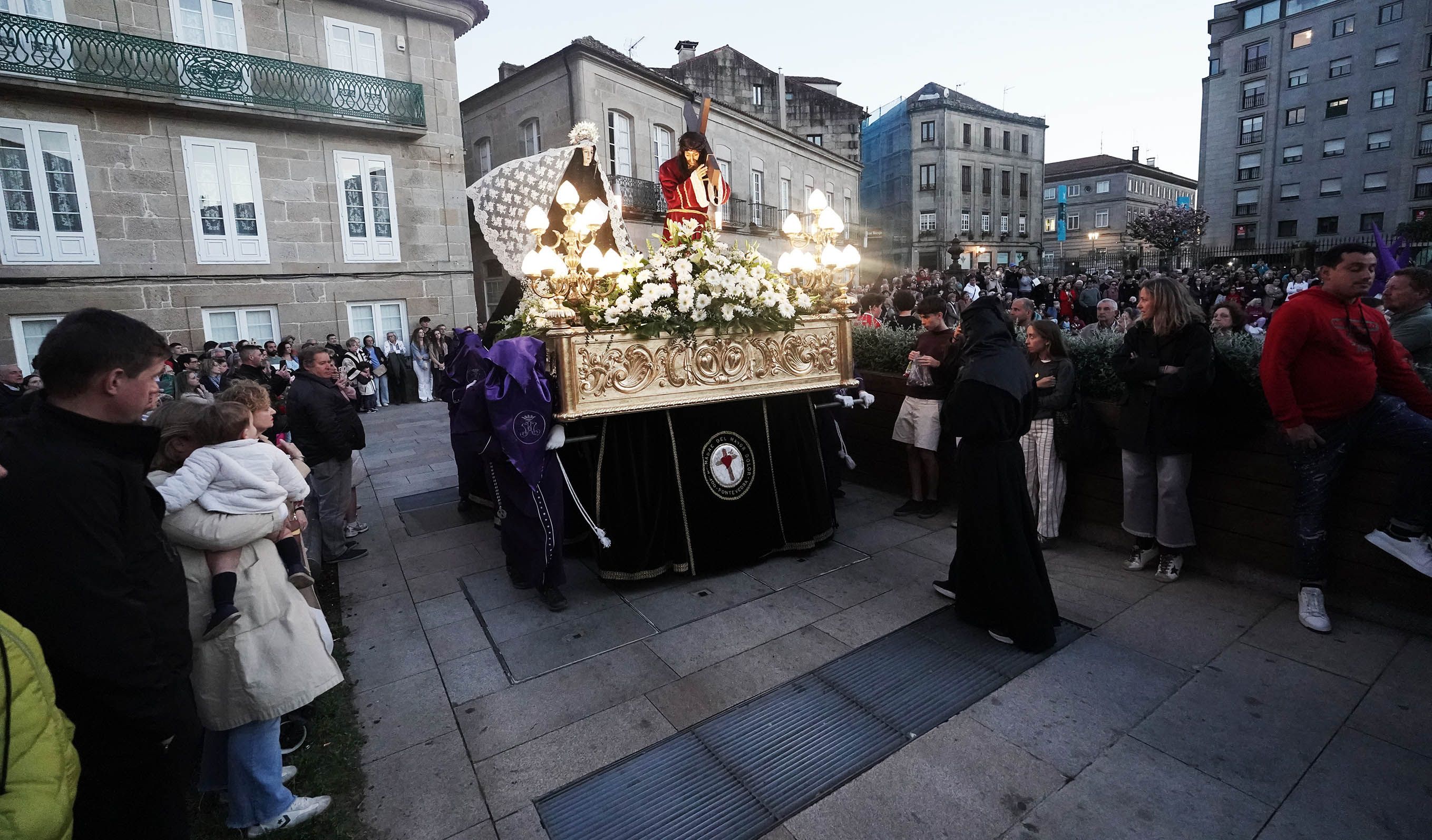 Imágenes de la procesión de la Virgen de la Soledad y Xesús Nazareno con la Cruz a la espalda Imágenes de la procesión de la Virgen de la Soledad y Xesús Nazareno con la Cruz a la espalda