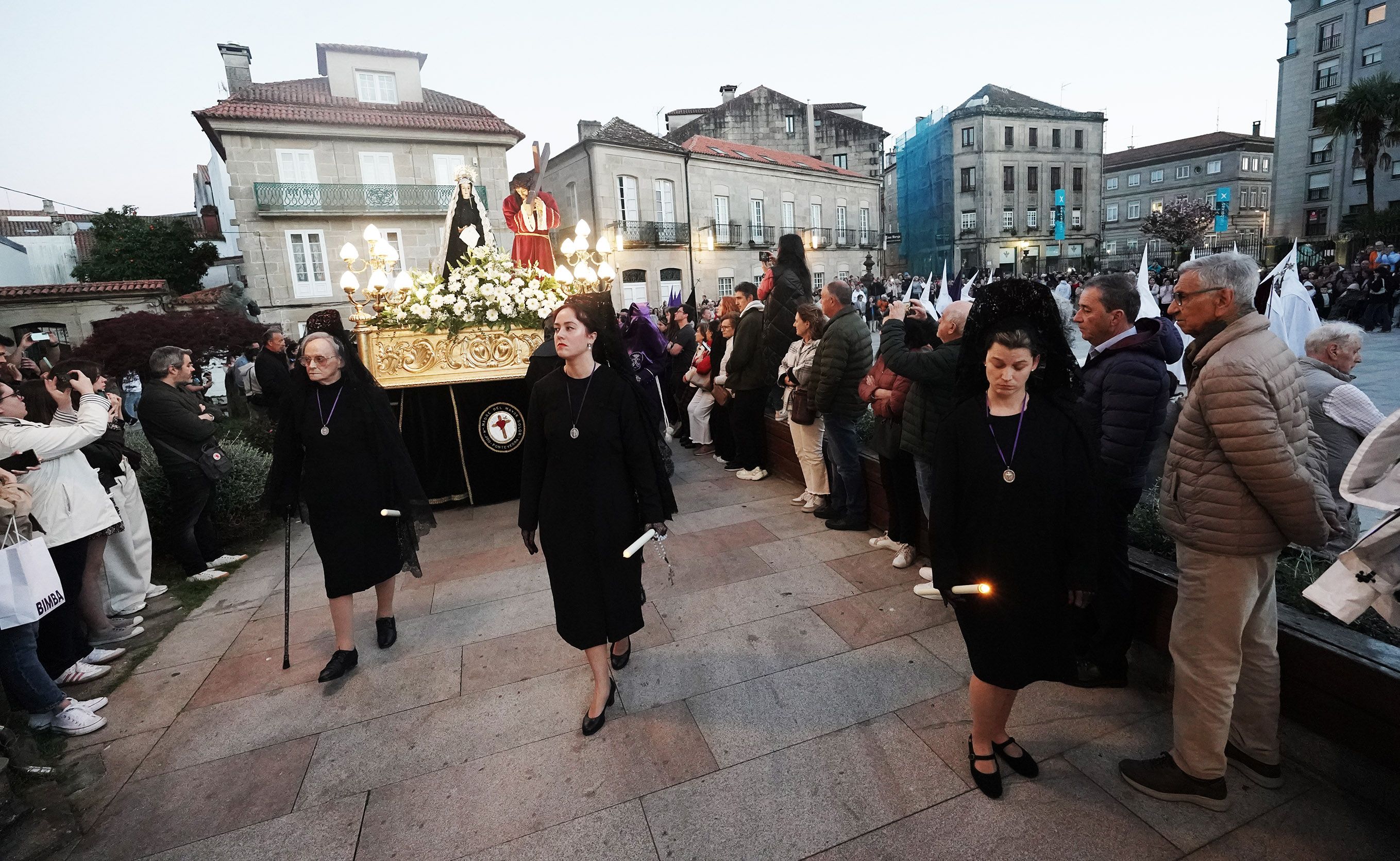 Imágenes de la procesión de la Virgen de la Soledad y Xesús Nazareno con la Cruz a la espalda Imágenes de la procesión de la Virgen de la Soledad y Xesús Nazareno con la Cruz a la espalda