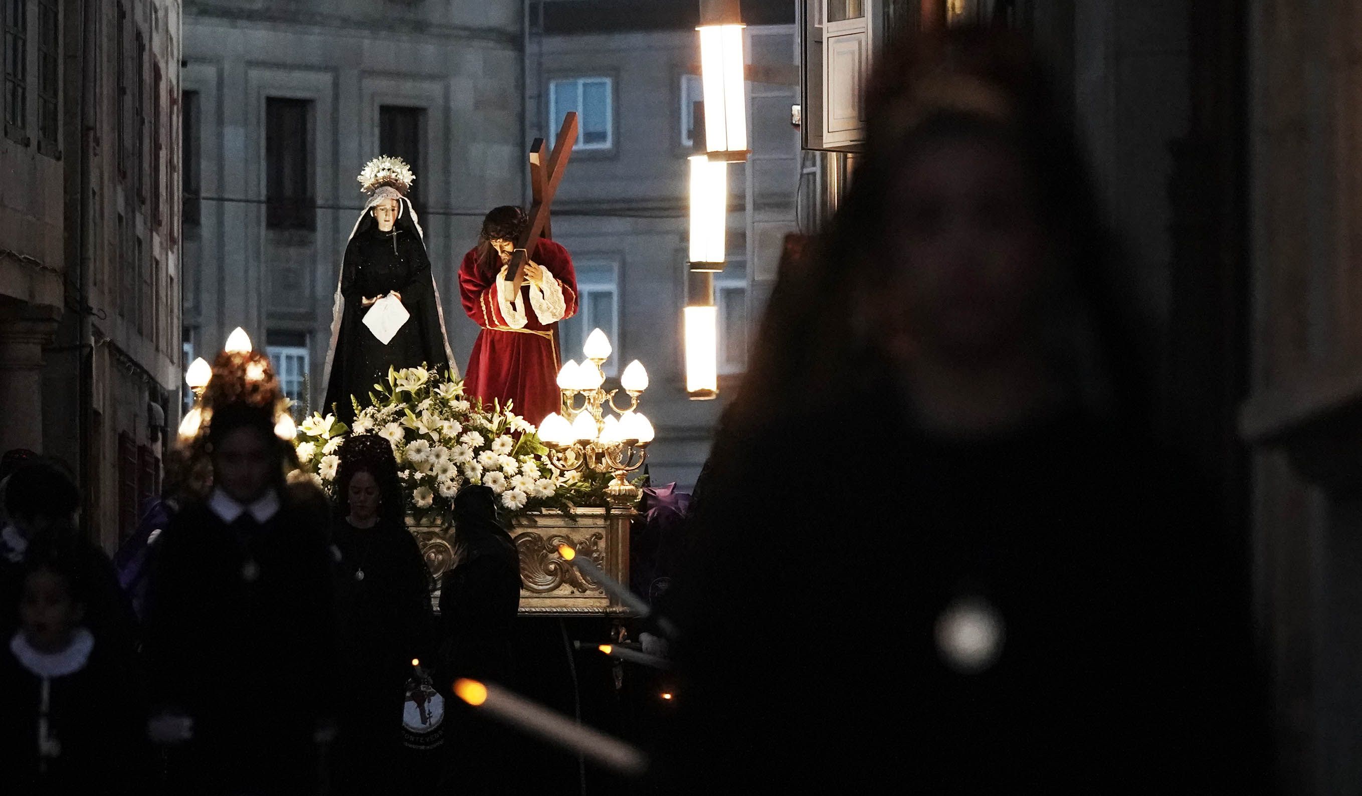 Imágenes de la procesión de la Virgen de la Soledad y Xesús Nazareno con la Cruz a la espalda Imágenes de la procesión de la Virgen de la Soledad y Xesús Nazareno con la Cruz a la espalda