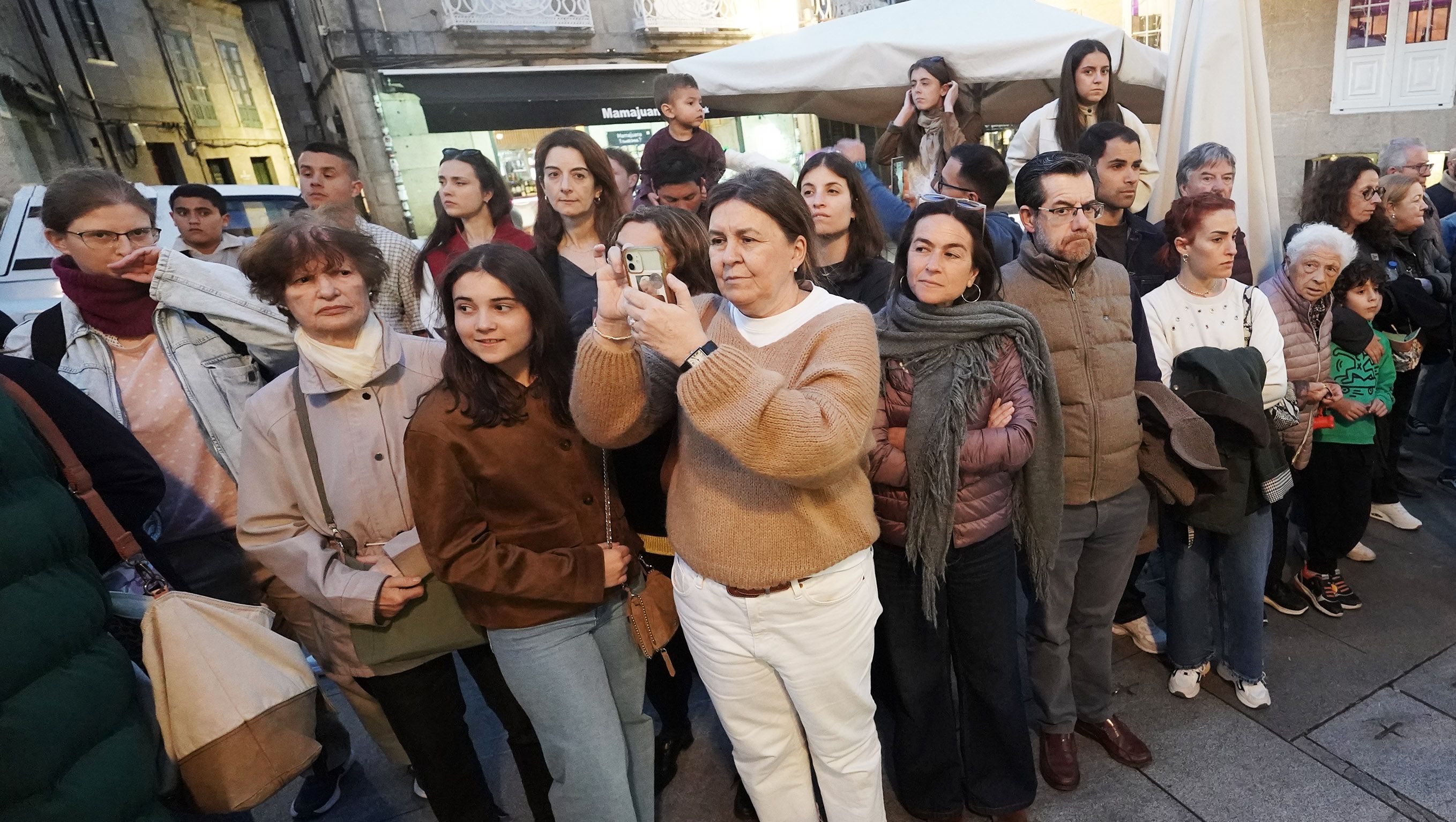 Imágenes de la procesión de la Virgen de la Soledad y Xesús Nazareno con la Cruz a la espalda Imágenes de la procesión de la Virgen de la Soledad y Xesús Nazareno con la Cruz a la espalda