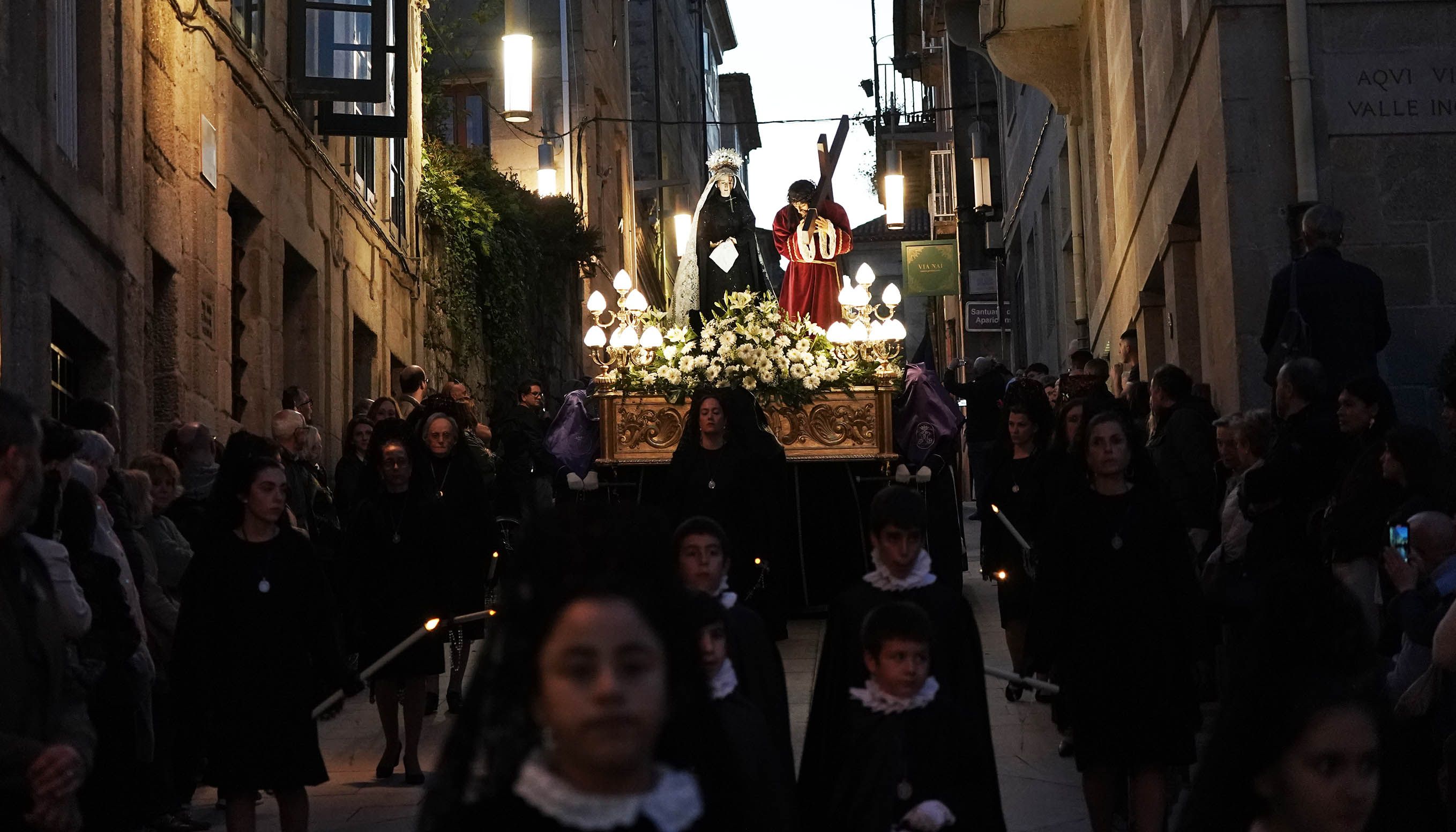 Imágenes de la procesión de la Virgen de la Soledad y Xesús Nazareno con la Cruz a la espalda Imágenes de la procesión de la Virgen de la Soledad y Xesús Nazareno con la Cruz a la espalda
