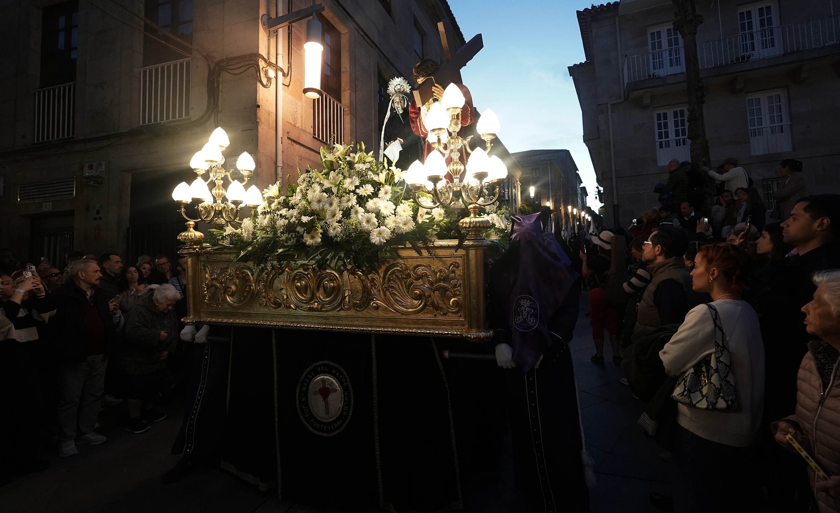 Imágenes de la procesión de la Virgen de la Soledad y Xesús Nazareno con la Cruz a la espalda Imágenes de la procesión de la Virgen de la Soledad y Xesús Nazareno con la Cruz a la espalda