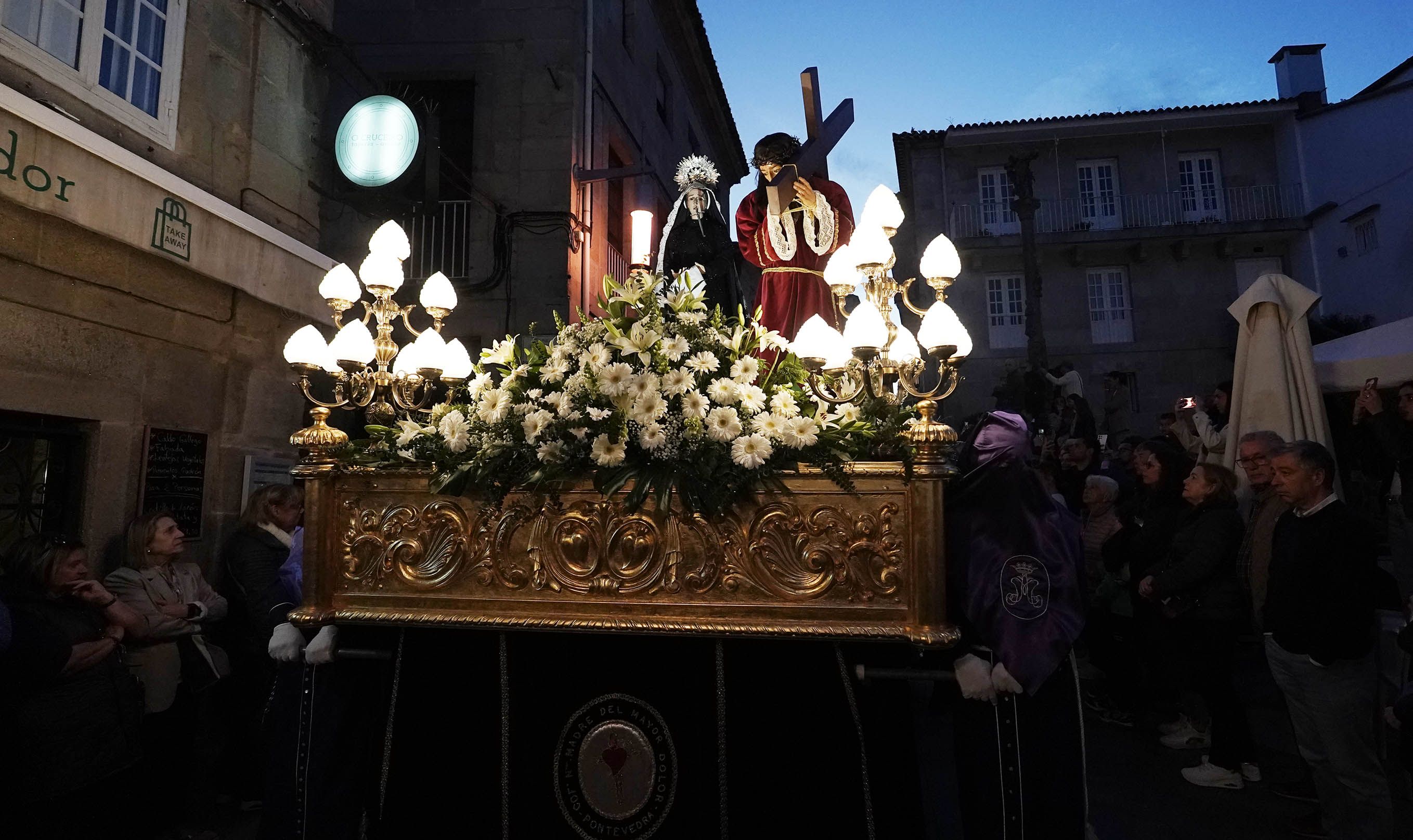 Imágenes de la procesión de la Virgen de la Soledad y Xesús Nazareno con la Cruz a la espalda Imágenes de la procesión de la Virgen de la Soledad y Xesús Nazareno con la Cruz a la espalda