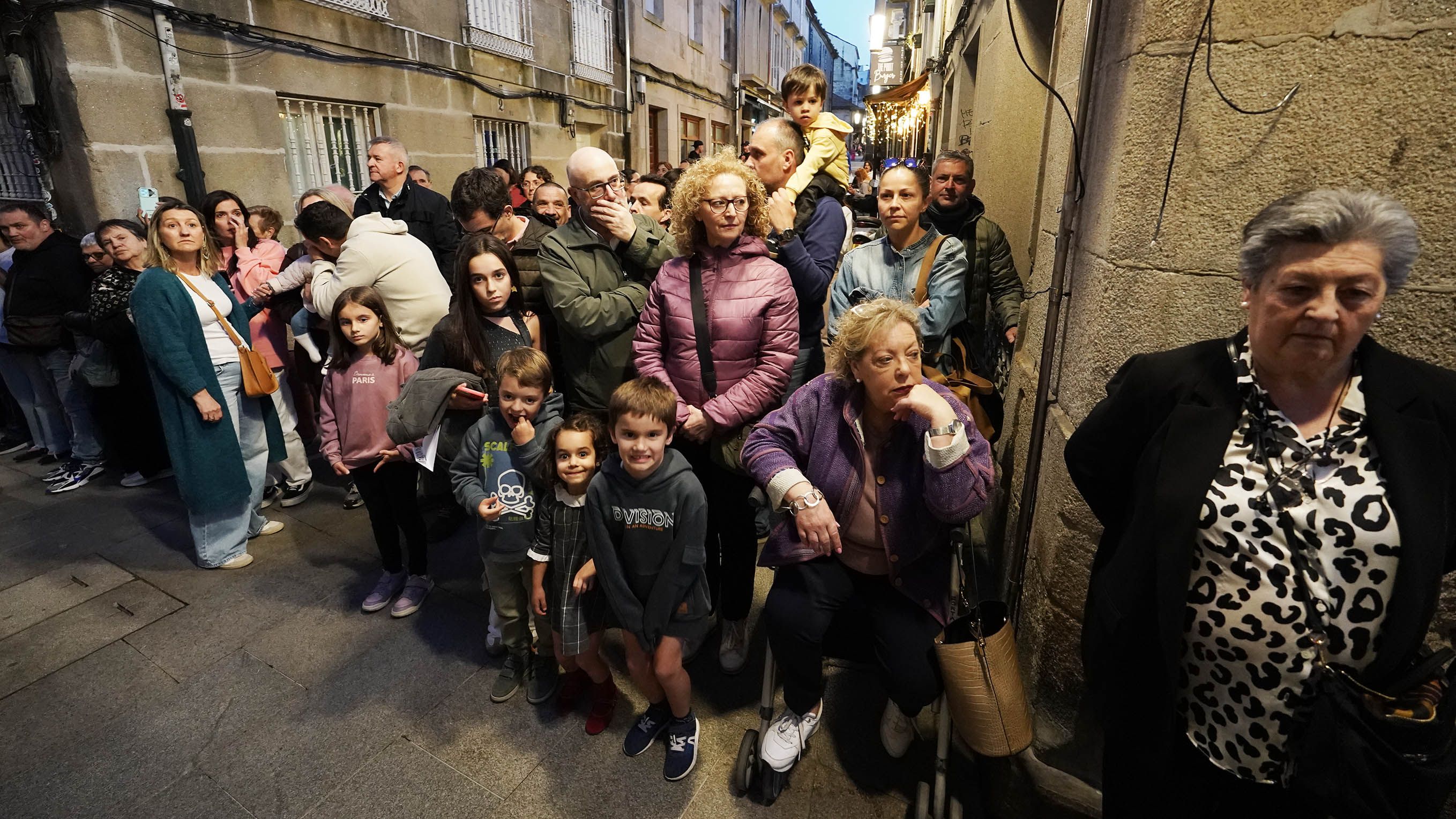 Imágenes de la procesión de la Virgen de la Soledad y Xesús Nazareno con la Cruz a la espalda Imágenes de la procesión de la Virgen de la Soledad y Xesús Nazareno con la Cruz a la espalda