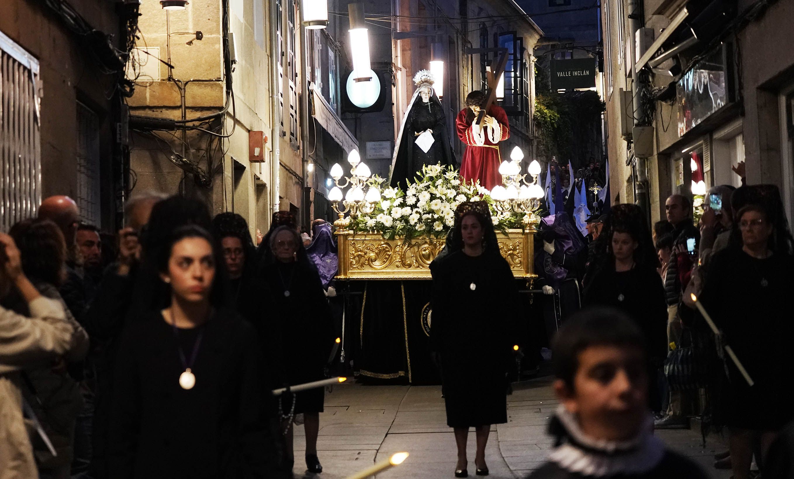 Imaxes da procesión da Virxe da Soidade e Xesús Nazareno coa Cruz ao lombo