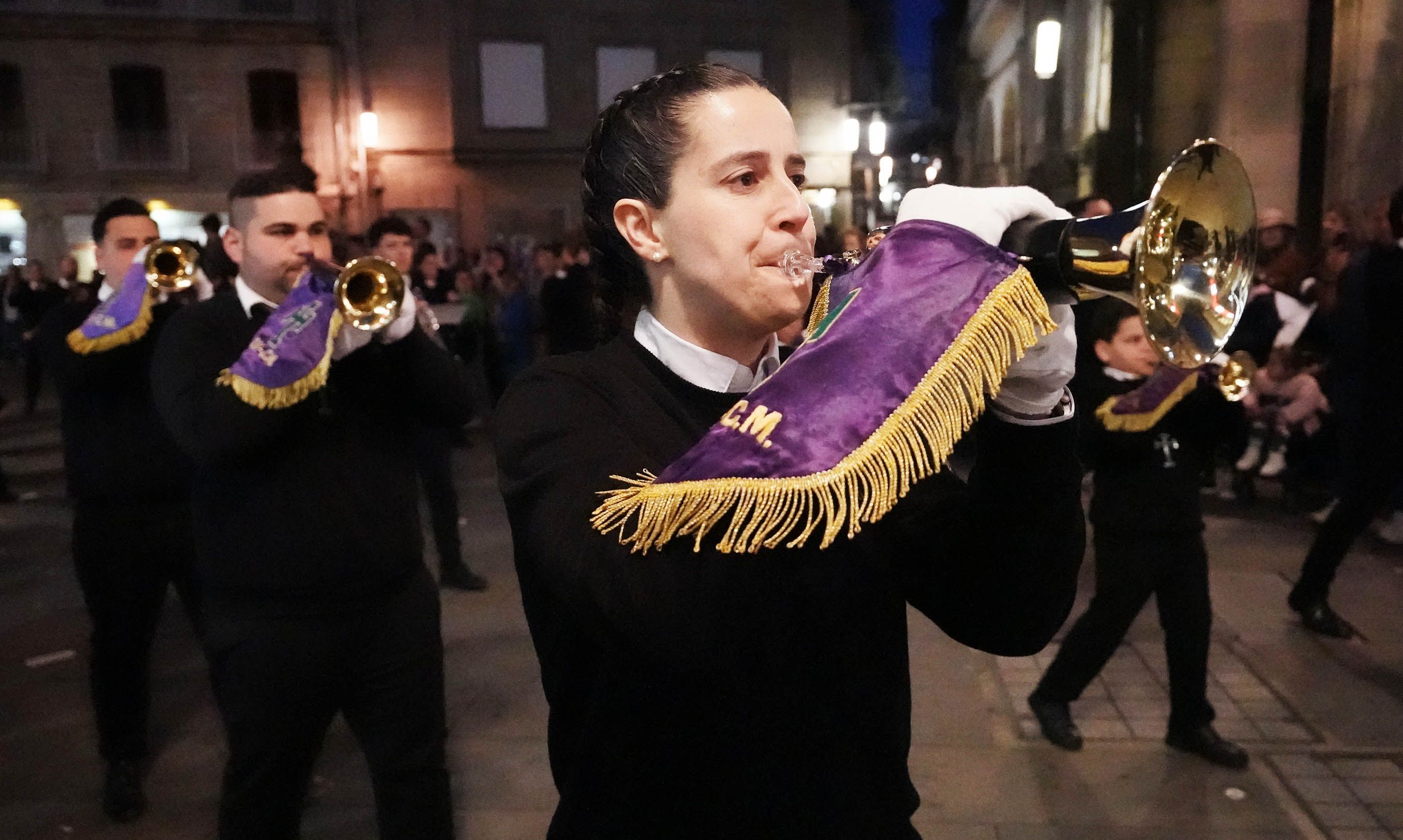 Imágenes de la procesión de la Virgen de la Soledad y Xesús Nazareno con la Cruz a la espalda Imágenes de la procesión de la Virgen de la Soledad y Xesús Nazareno con la Cruz a la espalda