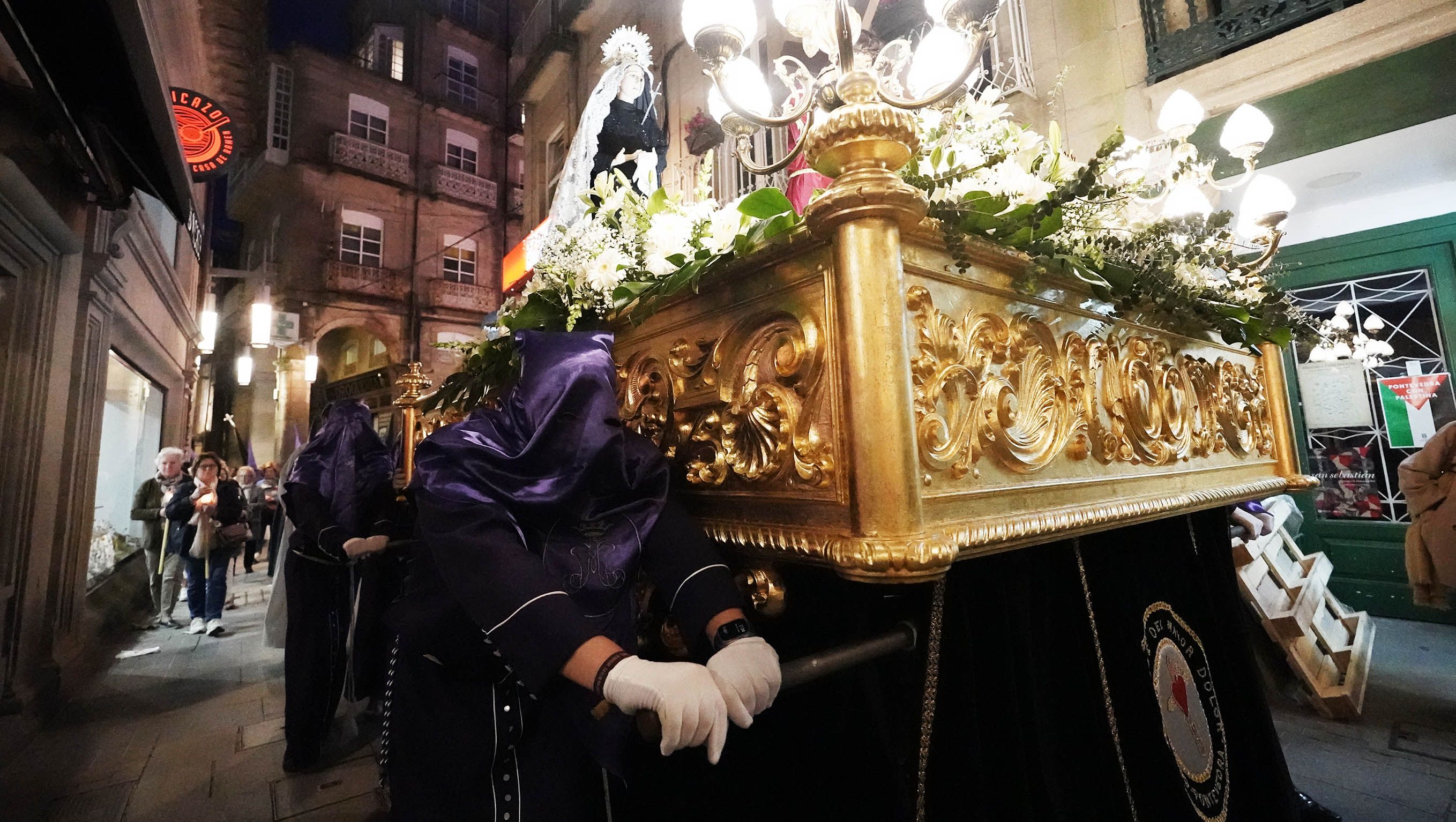 Imágenes de la procesión de la Virgen de la Soledad y Xesús Nazareno con la Cruz a la espalda Imágenes de la procesión de la Virgen de la Soledad y Xesús Nazareno con la Cruz a la espalda