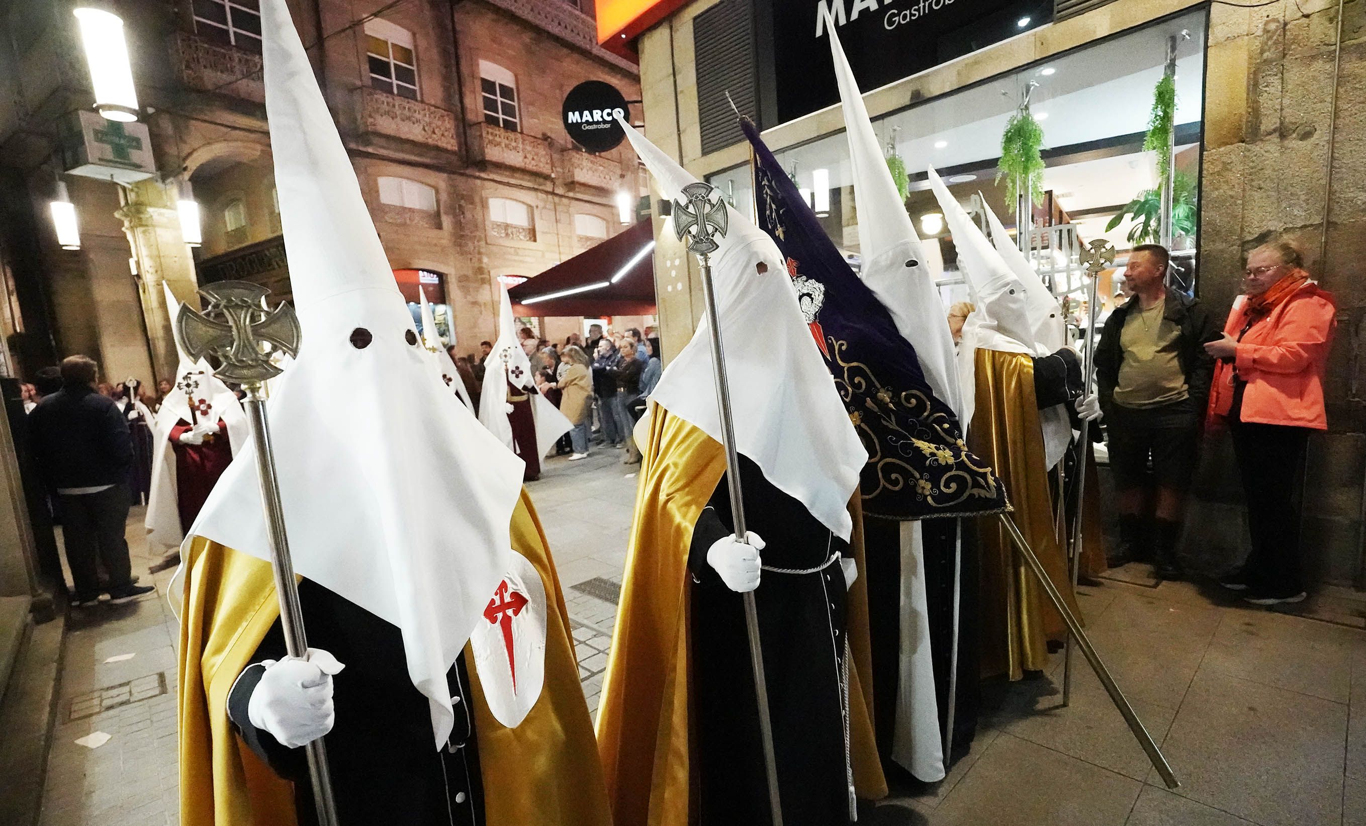 Imágenes de la procesión de la Virgen de la Soledad y Xesús Nazareno con la Cruz a la espalda Imágenes de la procesión de la Virgen de la Soledad y Xesús Nazareno con la Cruz a la espalda