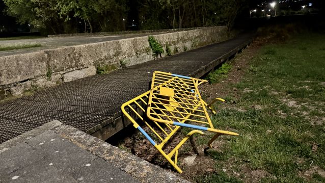 Vallas que prohibían el paso a una de las pasarelas de madera de la Illa das Esculturas Vallas que prohibían el paso a una de las pasarelas de madera de la Illa das Esculturas