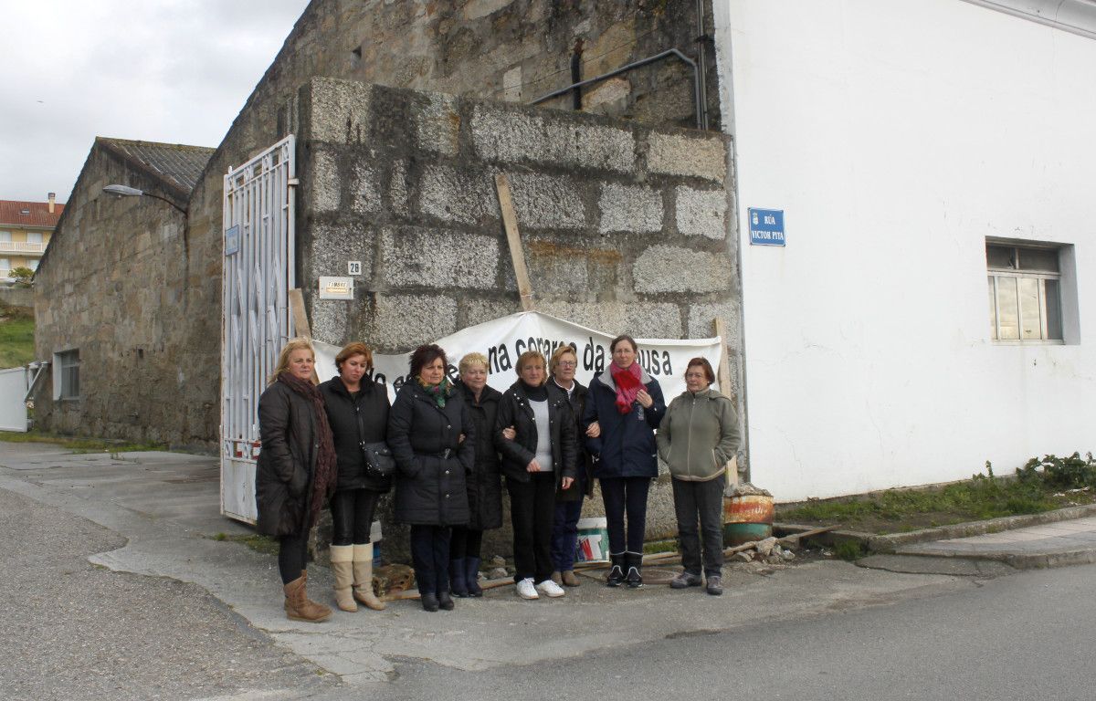 Trabajadoras de Cuca hacen guardia ante la nave
