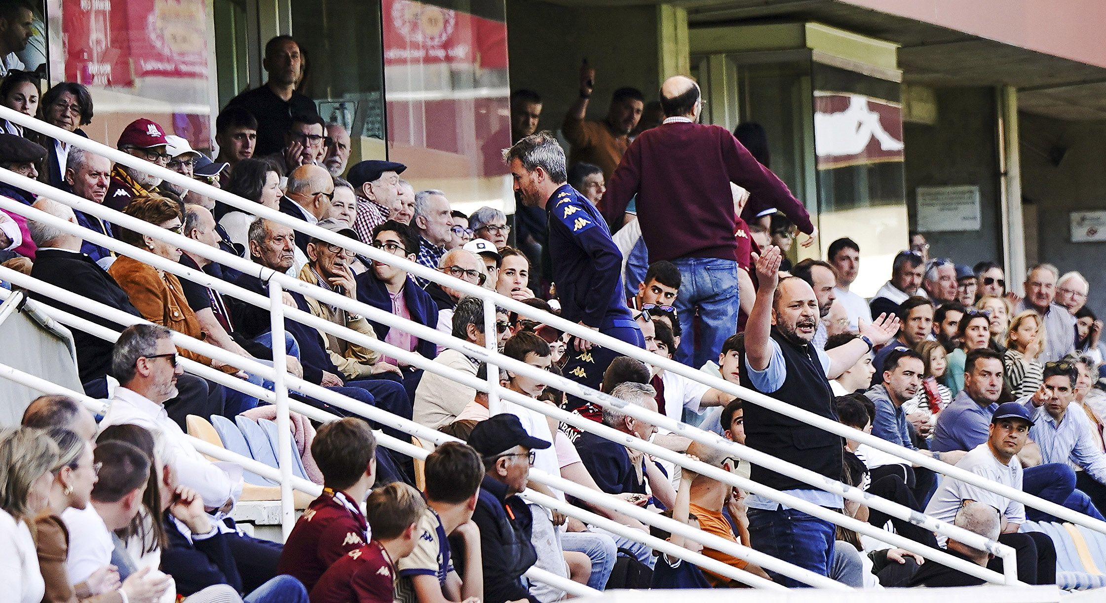 Partido entre Pontevedra CF y Barakaldo CF en Pasarón