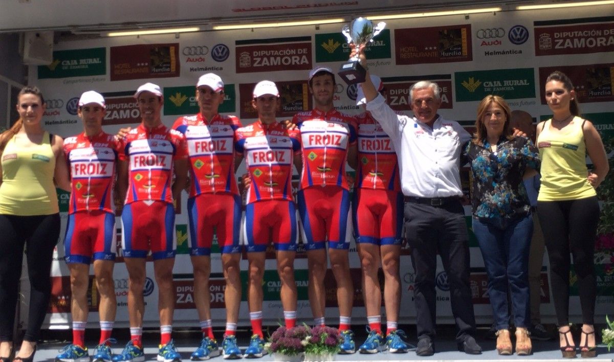 Evaristo Portela e o Super Froiz reciben o trofeo de vencedores por equipos na Volta a Zamora