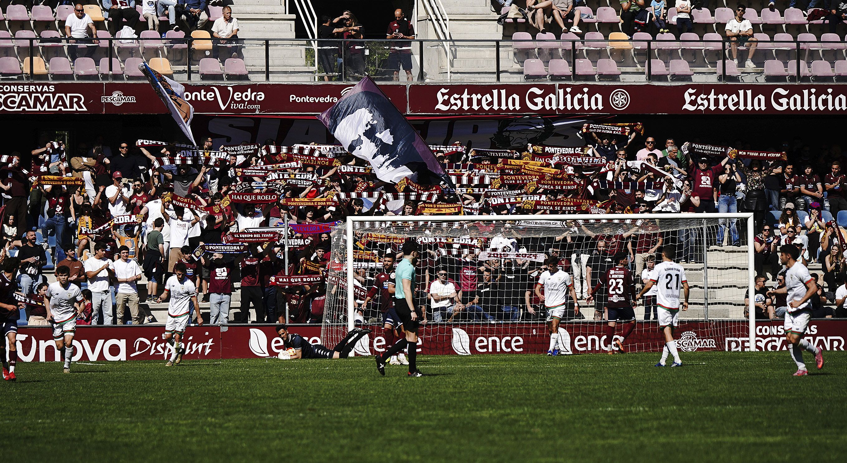 Partido entre Pontevedra CF y Barakaldo CF en Pasarón