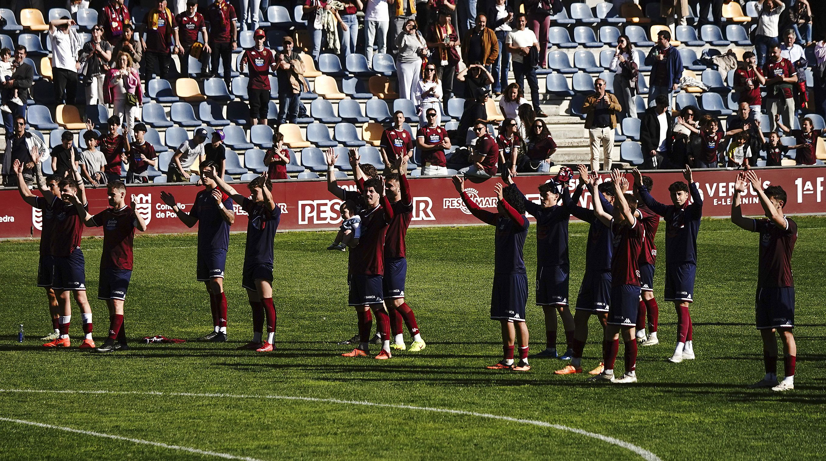 Partido entre Pontevedra CF y Barakaldo CF en Pasarón
