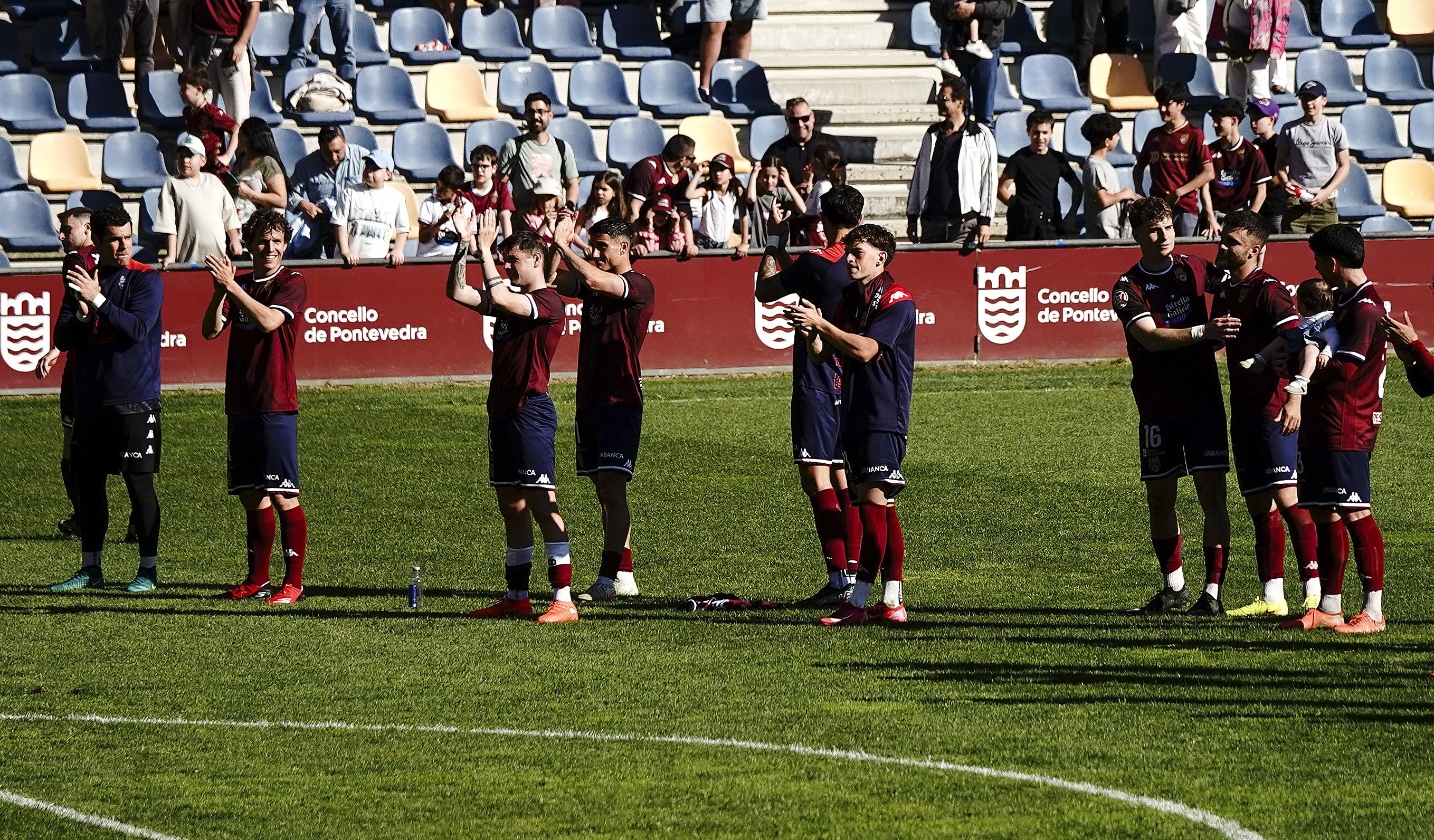 Partido entre Pontevedra CF y Barakaldo CF en Pasarón