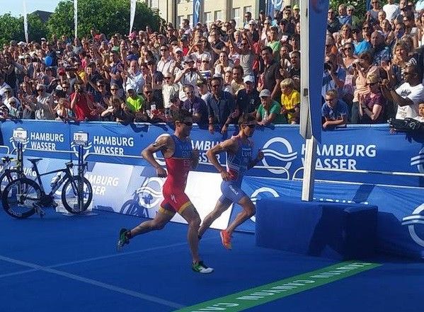 Javi Gómez Noya e Vincent Luis no segmento a pé das Series Mundiais en Hamburgo