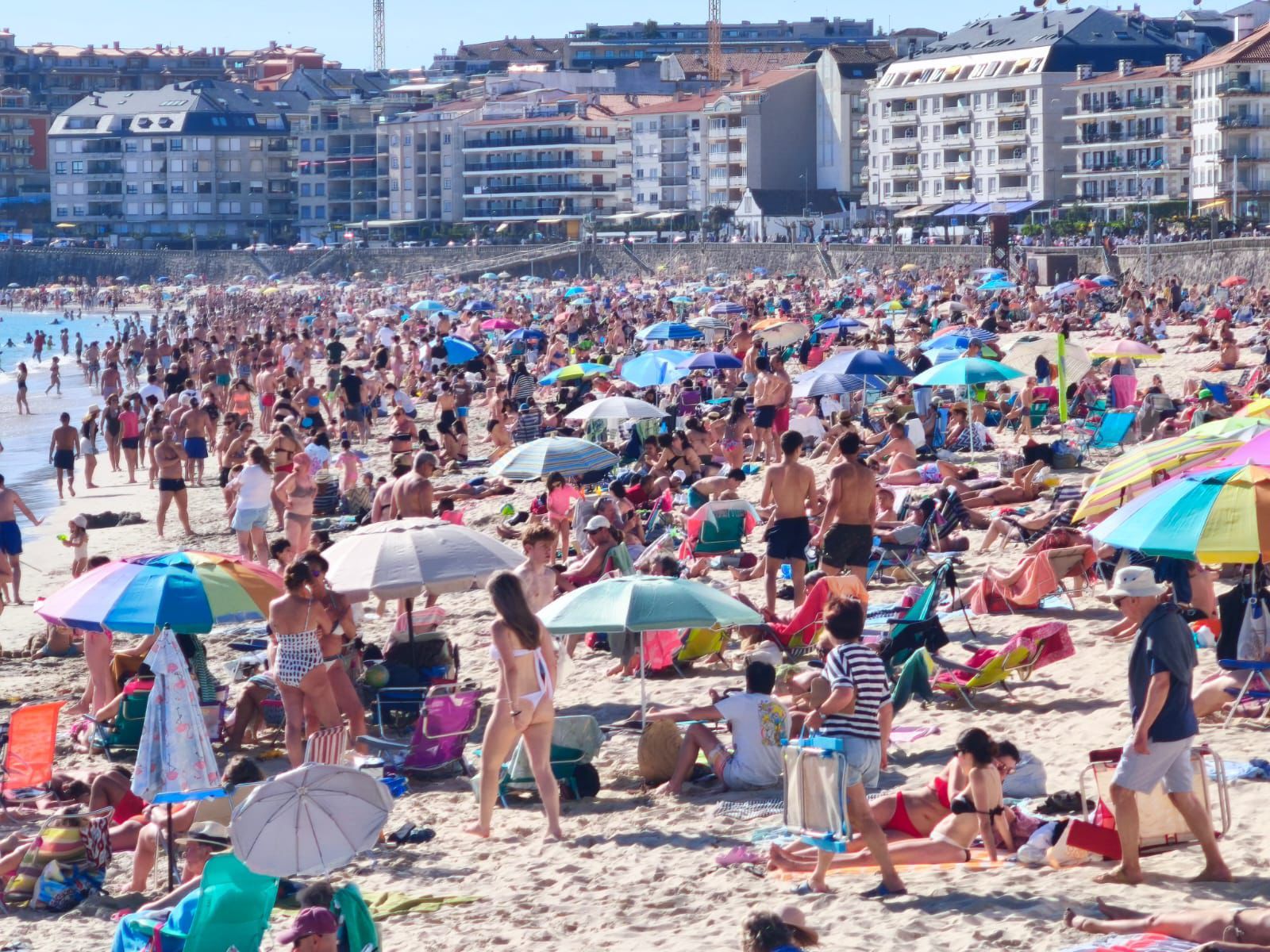 Playa de Silgar llena de gente el Viernes Santo