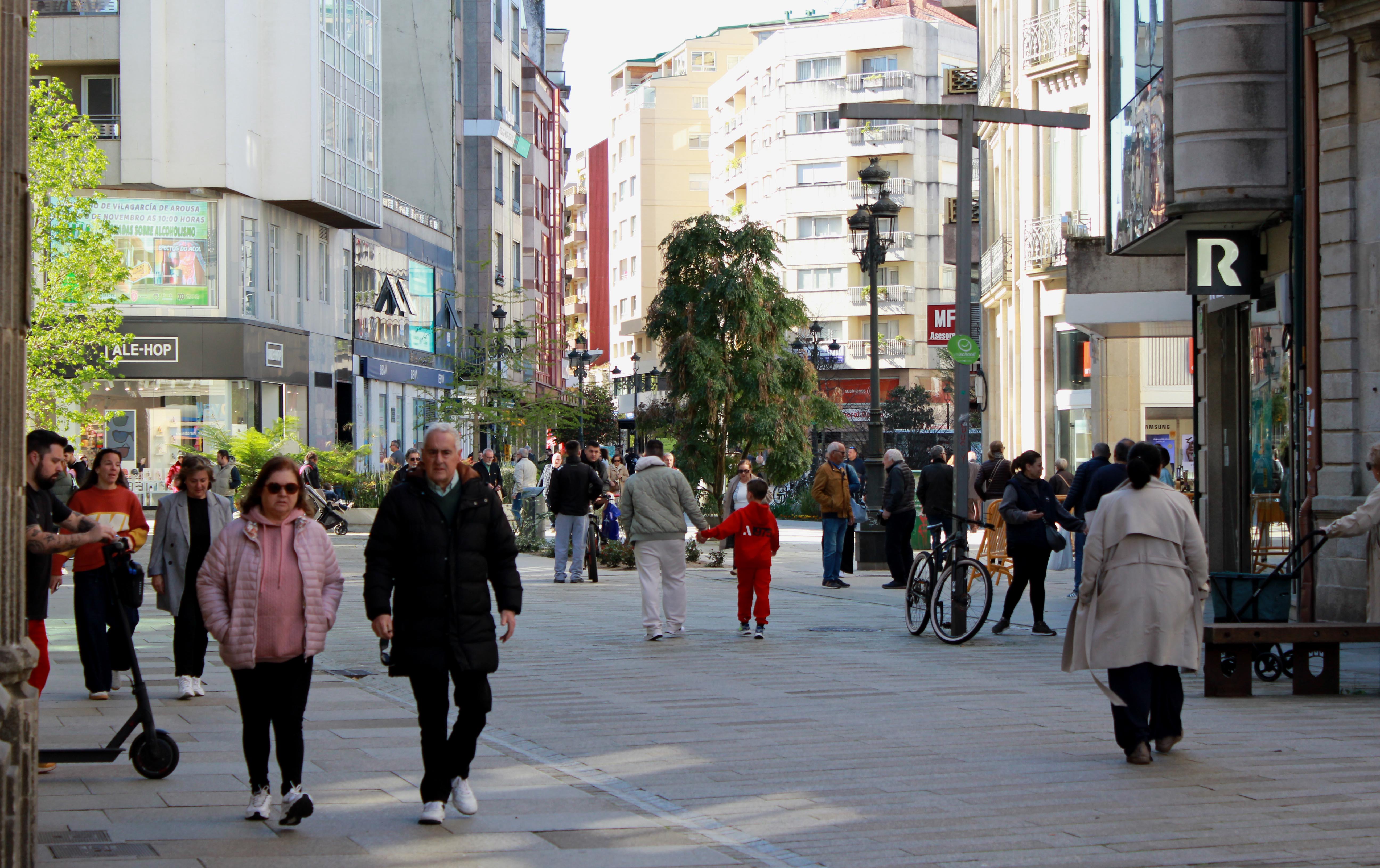 Gente paseando por Vilagarcía
