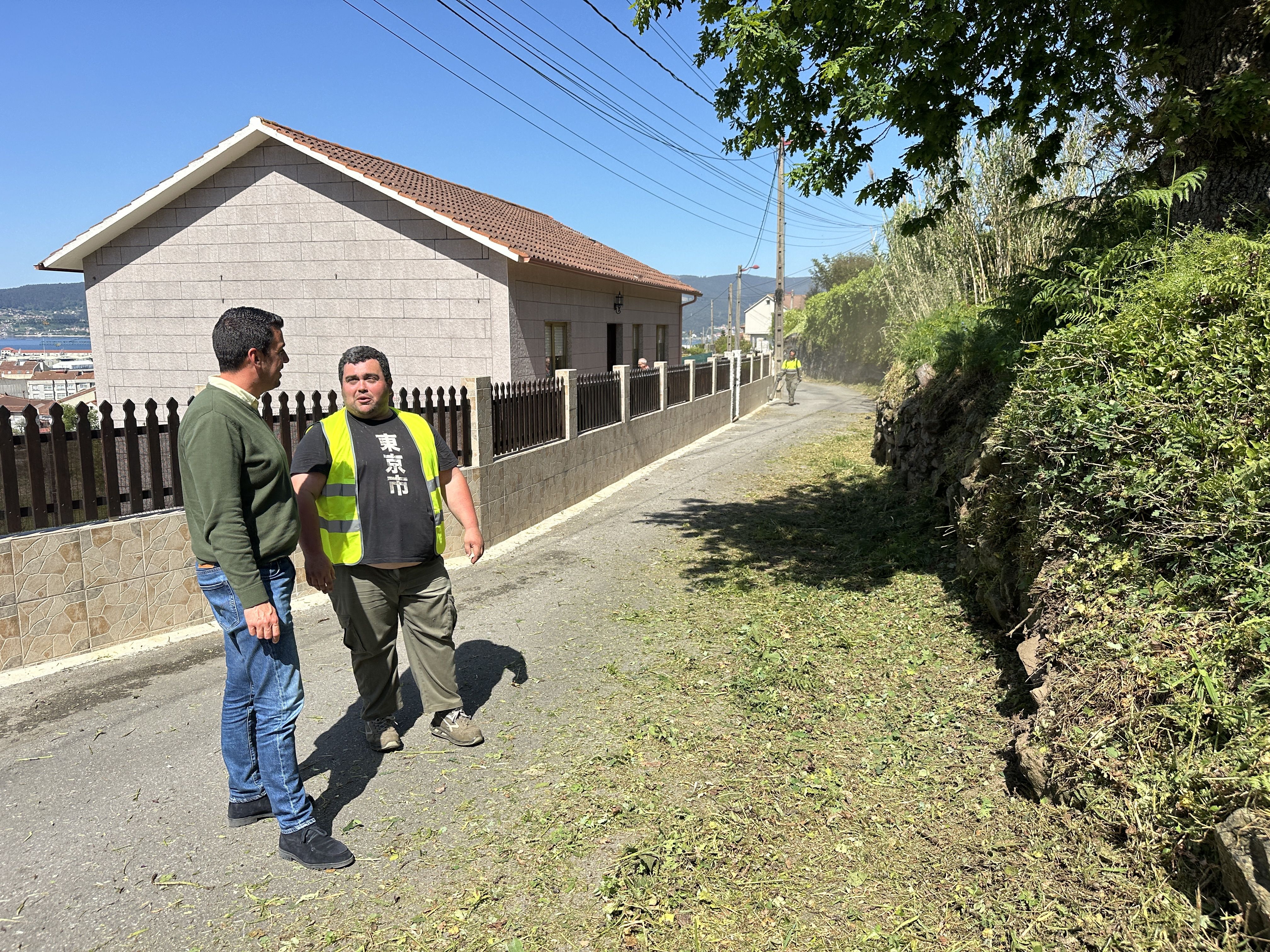 El concejal Pablo Novas comprueba el desbroce de los caminos del rural