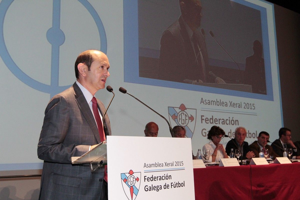 Rafael Louzán se dirige a la Asamblea de la Federación Gallega de Fútbol celebrada en Santiago