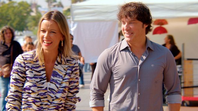 Adrienne Chaballe, presentadora de 'De tapas por España', con el cocinero Jordi Cruz