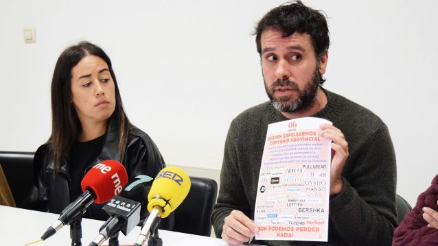 Iván Veiga, da CIG, amosa as empresas que se vén afectadas polo convenio de ARTE que se negocia en Madrid Iván Veiga, da CIG, amosa as empresas que se vén afectadas polo convenio de ARTE que se negocia en Madrid
