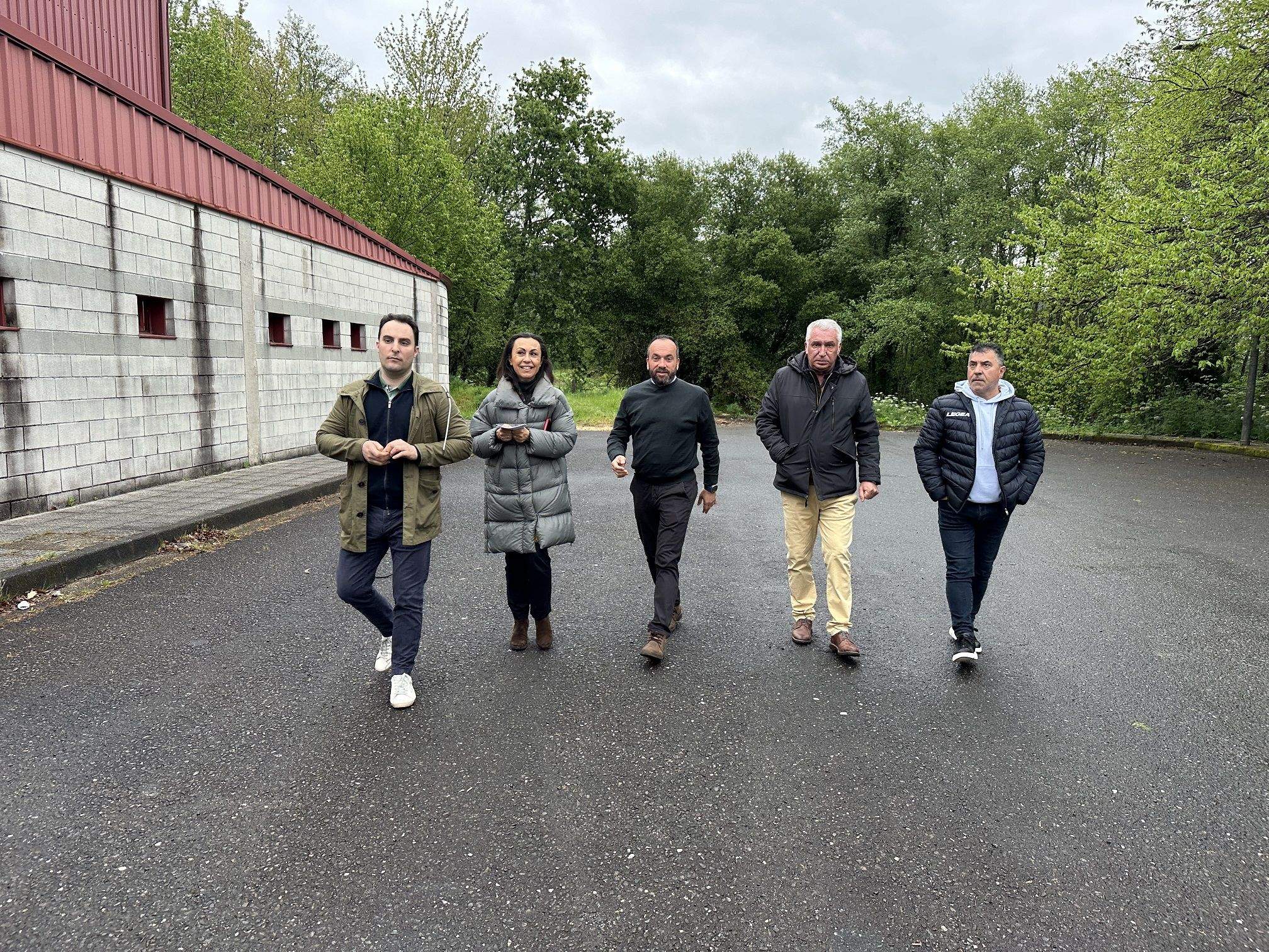 La pista de pádel se construirá en los terrenos del aparcamiento a un lado del Pabellón municipal