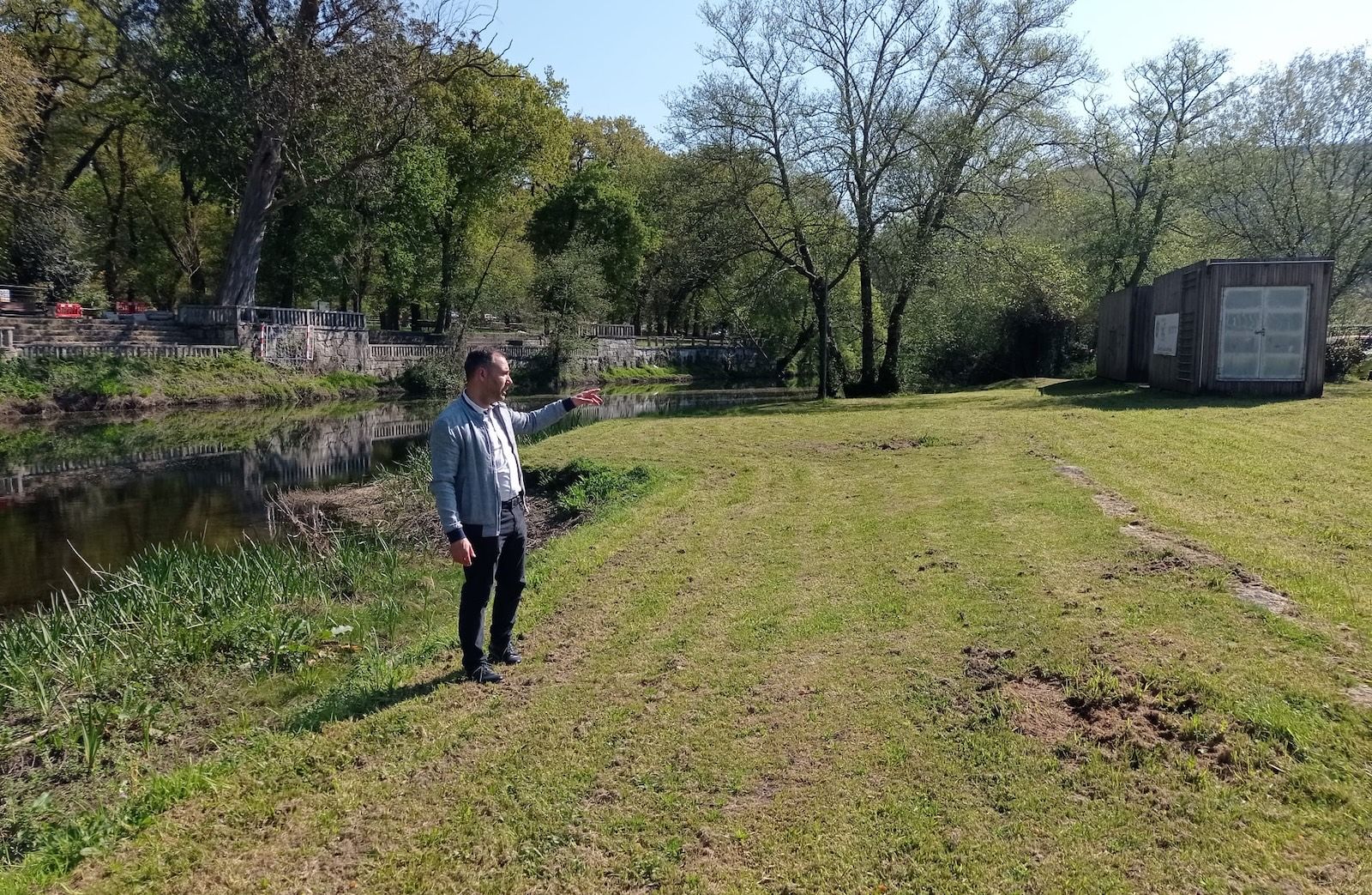 El alcalde de Caldas de Reis, en la zona de la playa fluvial