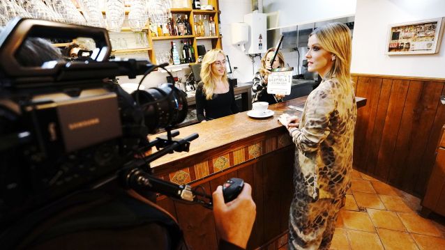 Adrienne Chaballe grabando en Pontevedra el programa 'De tapas por España'