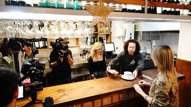Adrienne Chaballe grabando en Pontevedra el programa 'De tapas por España'