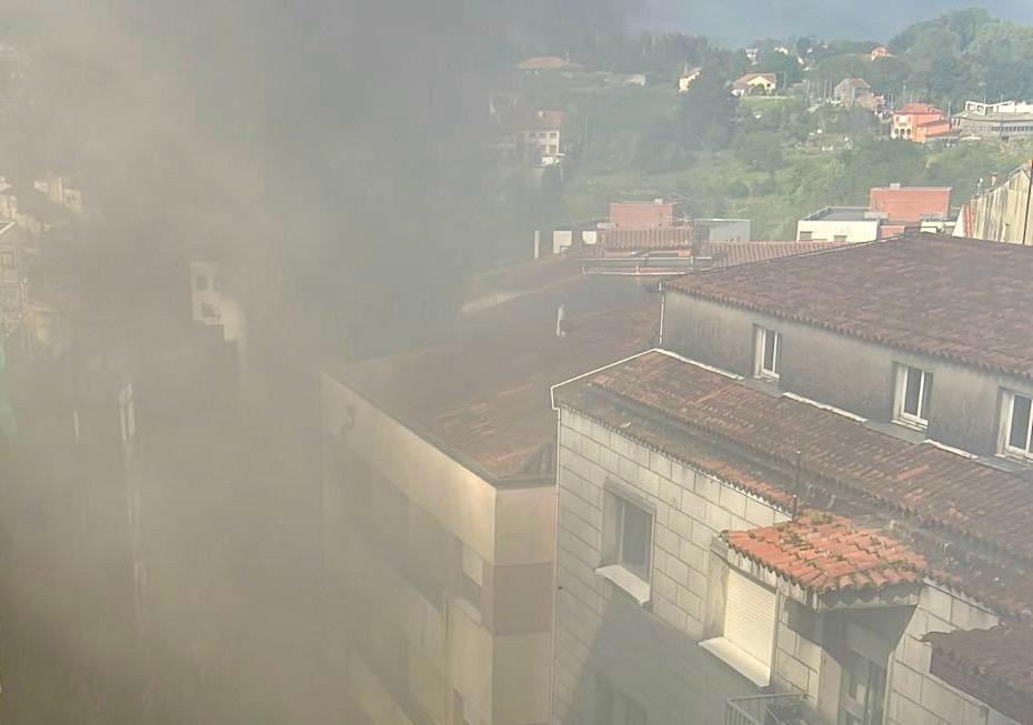 Humareda del incendio en Mestre Soutullo Humareda del incendio en Mestre Soutullo
