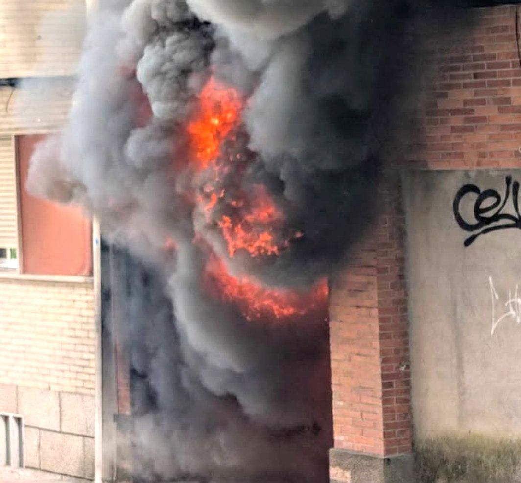 Humo que salía del edificio Humo que salía del edificio